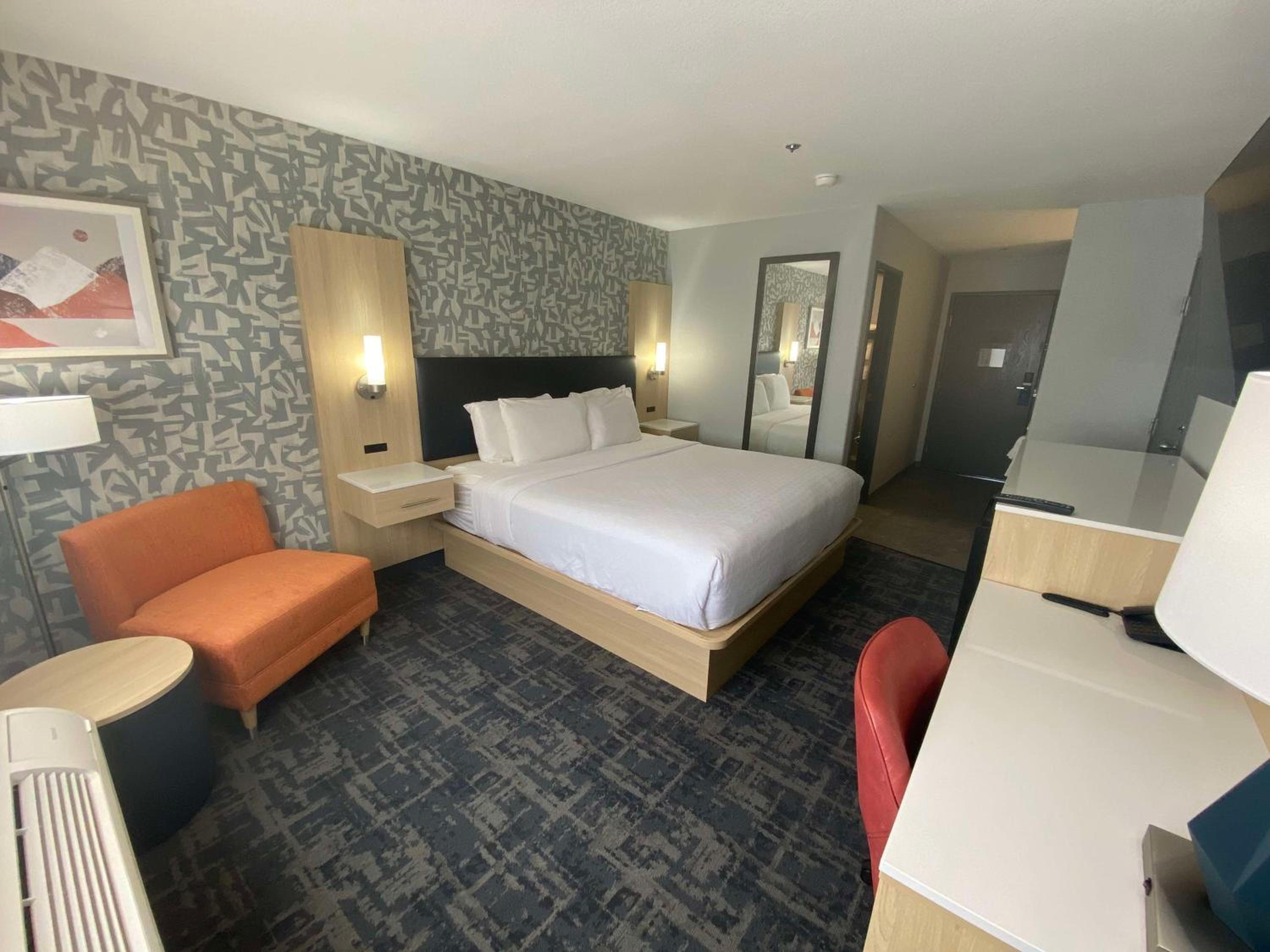 King Room with Walk-in Shower - Non-Smoking - Photo 3