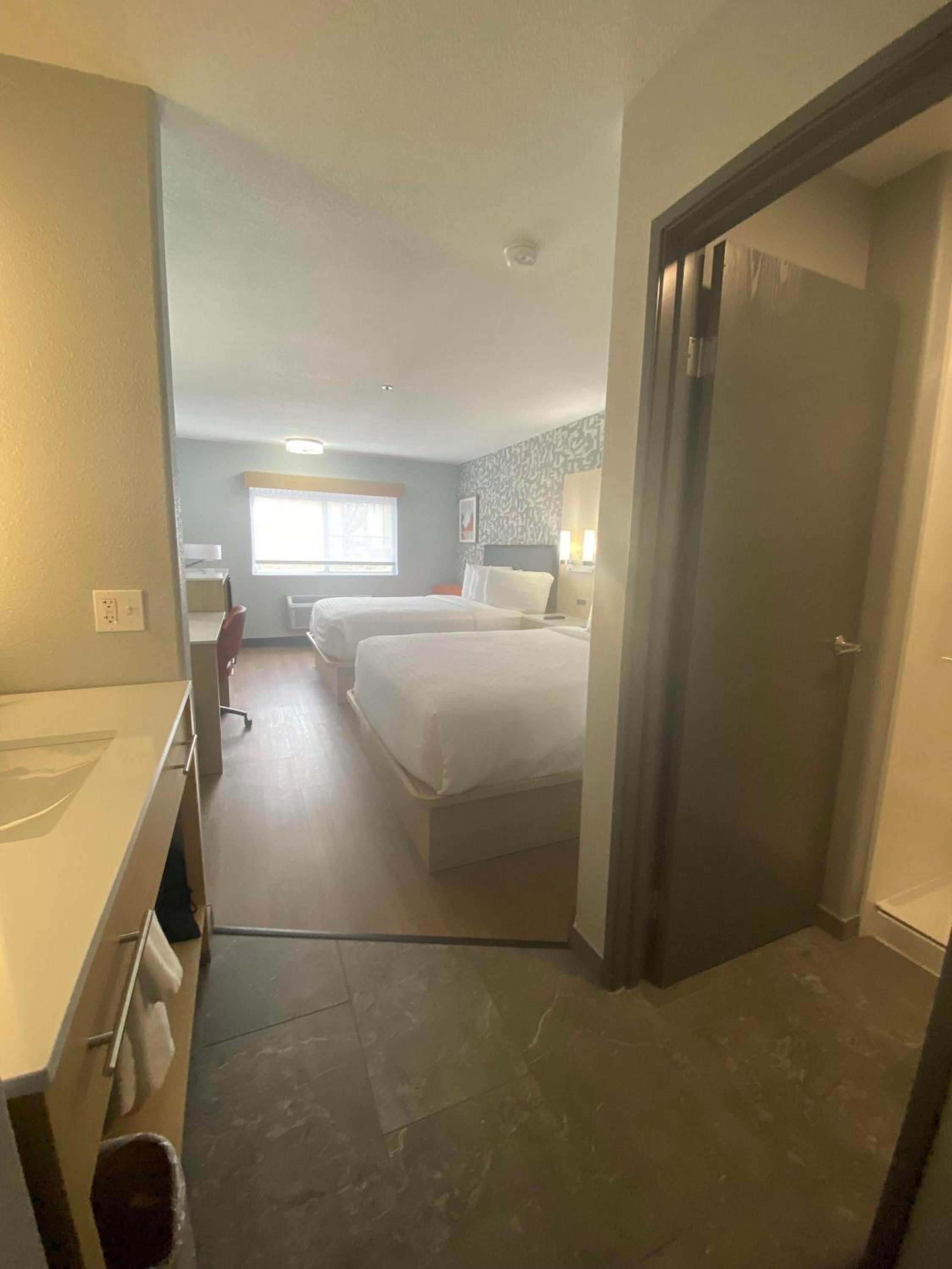 Pet Friendly Room with Two Queen Beds and Walk-In Shower - Non-Smoking - Photo 3