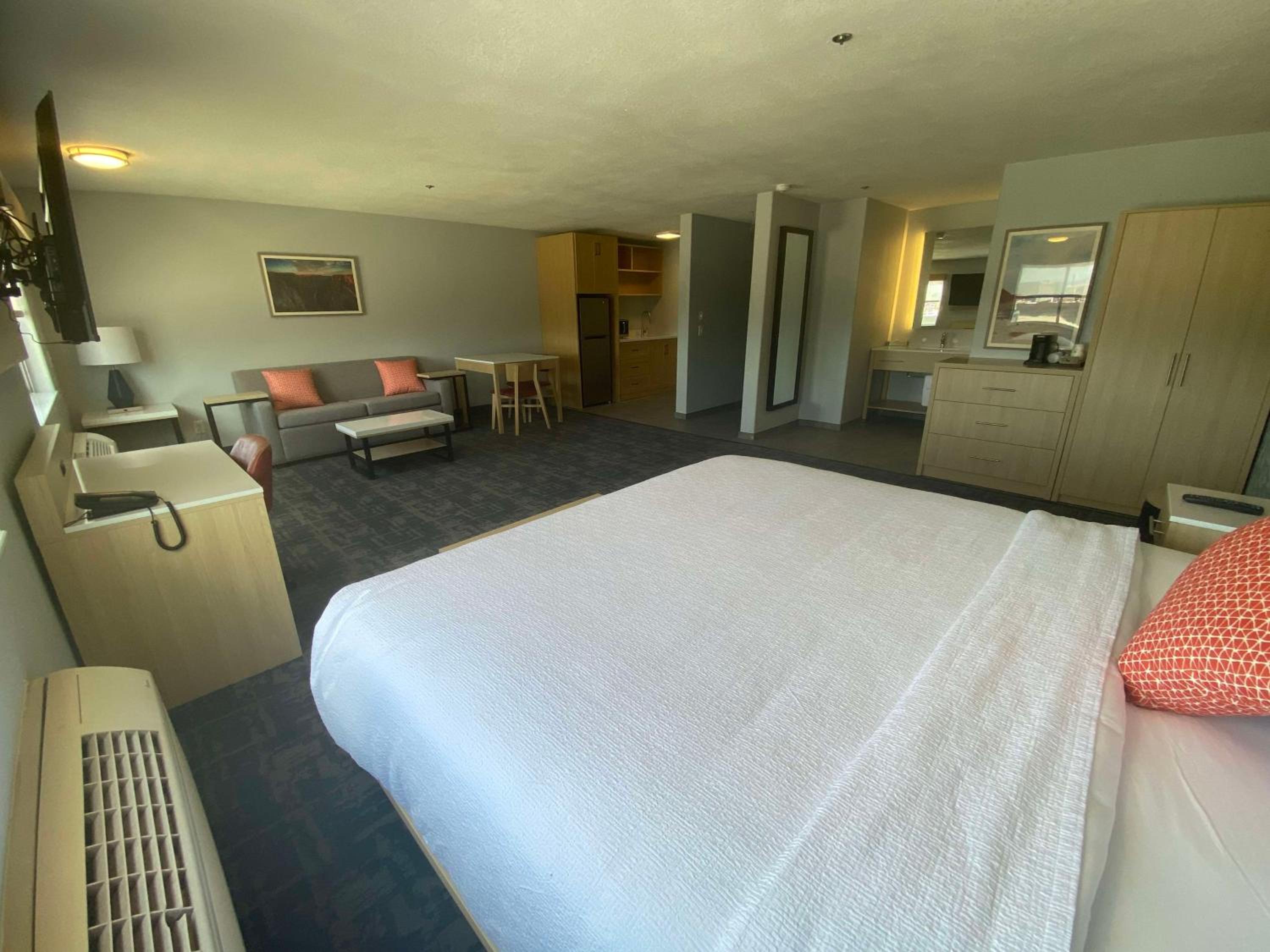 King Suite with Sofa Bed and Walk-In Shower - Non-Smoking - Photo 4
