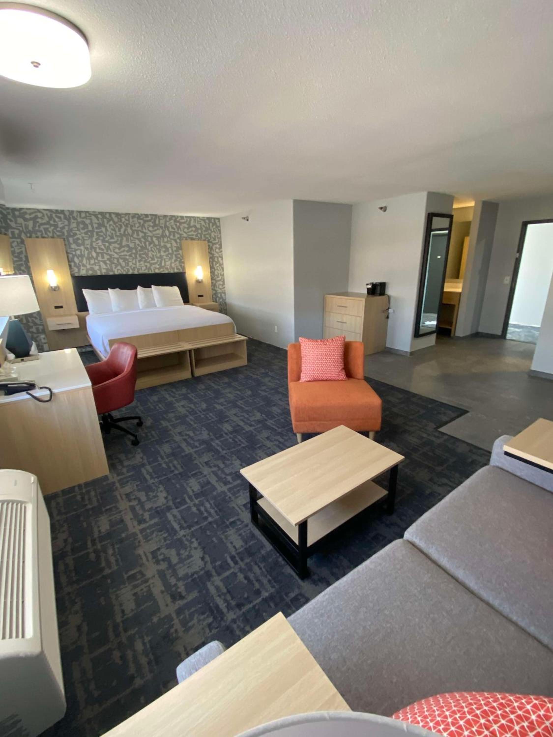 King Suite with Sofa Bed and Walk-In Shower - Non-Smoking - Photo 5
