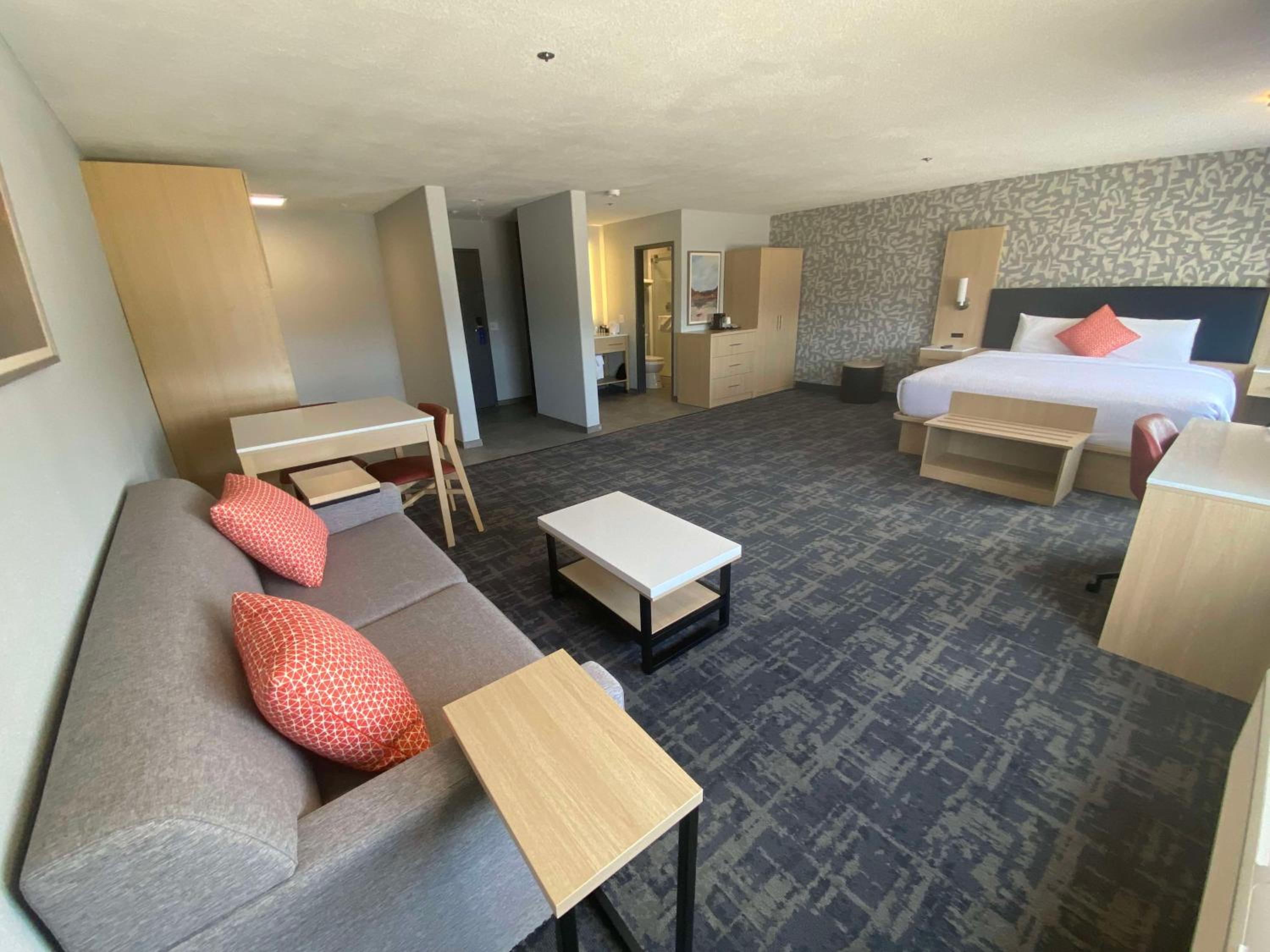 King Suite with Sofa Bed and Walk-In Shower - Non-Smoking - Photo 3