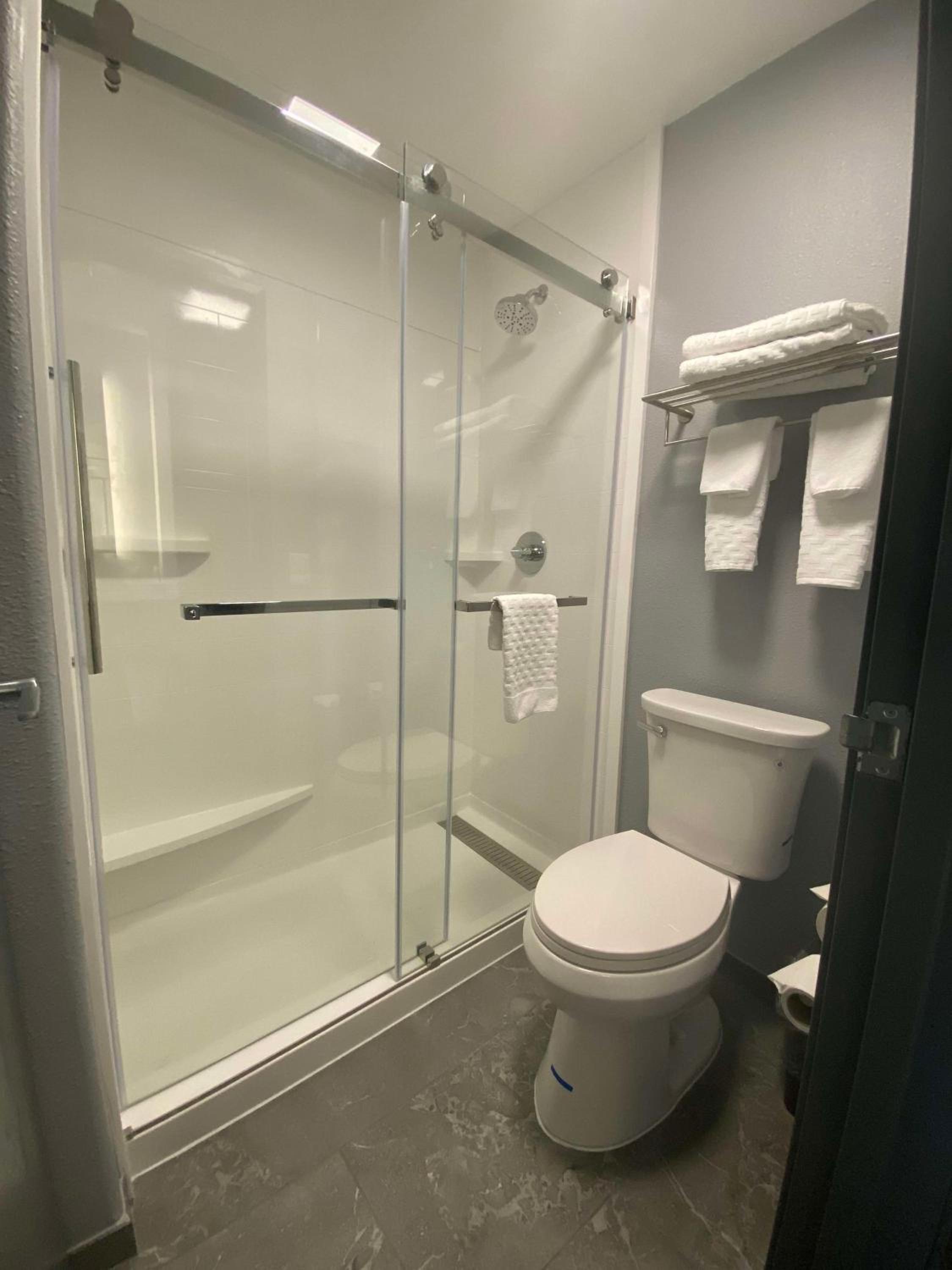 Queen Room with Two Queen Beds and Walk-In Shower - Non-Smoking - Photo 4
