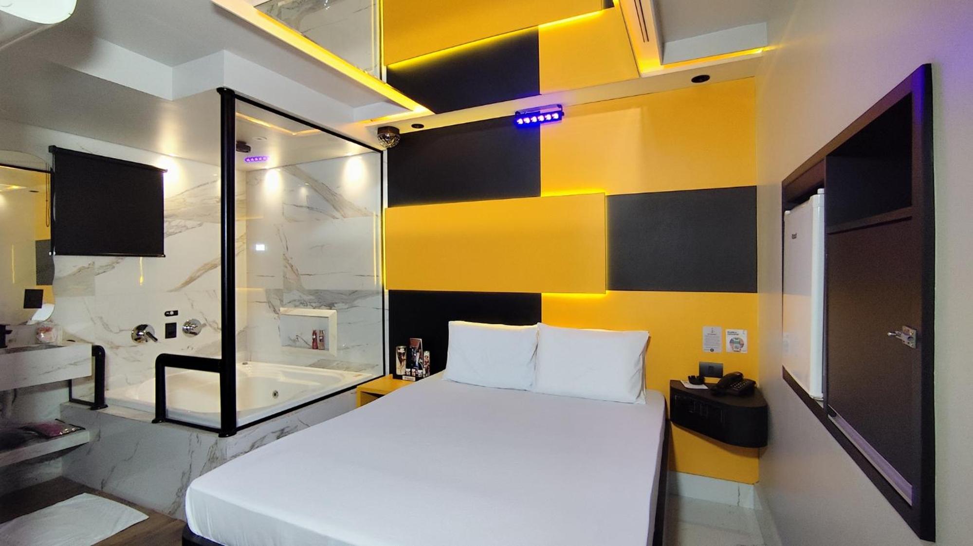 Deluxe King Suite photo 1