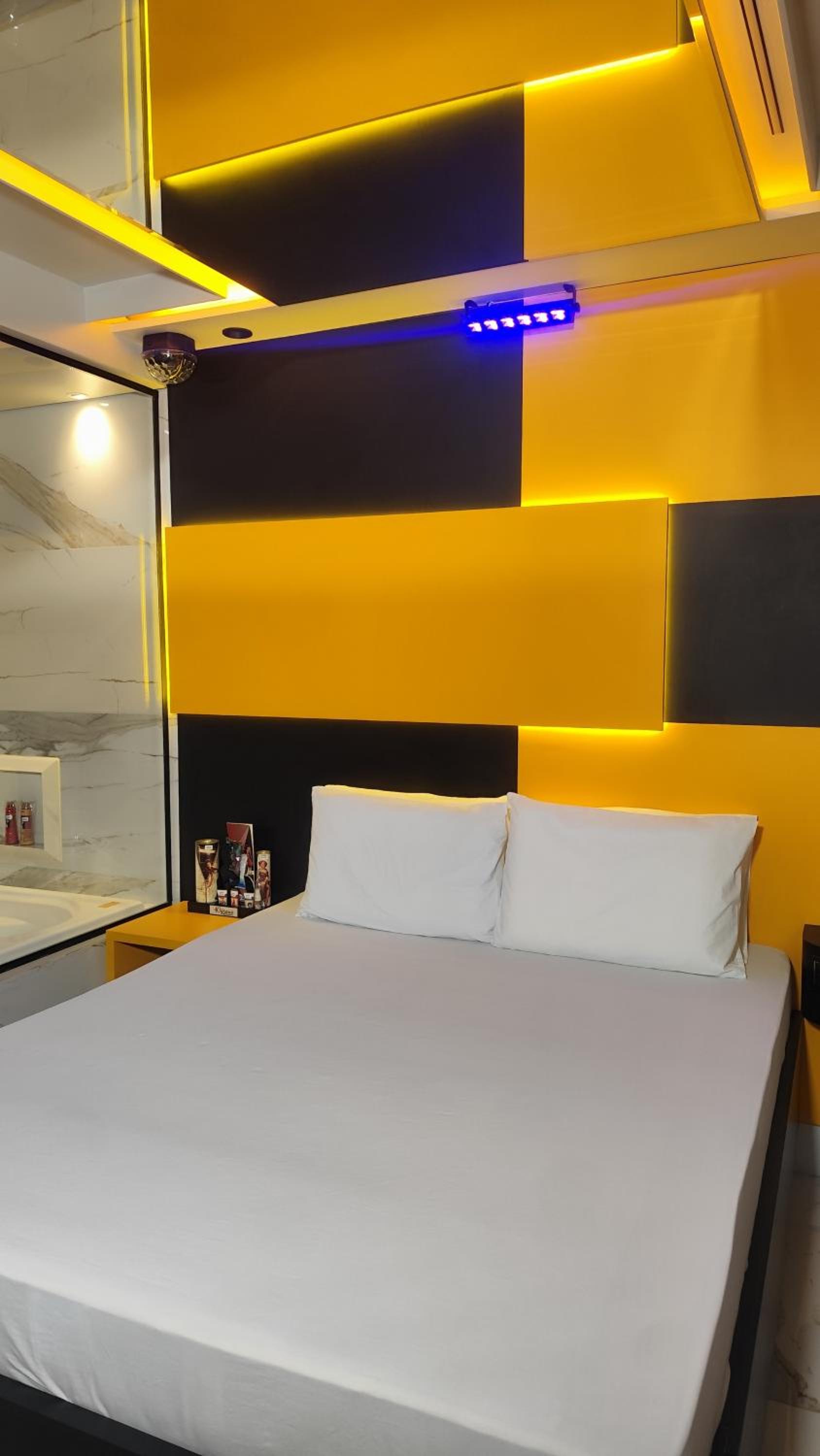 Deluxe King Suite photo 3