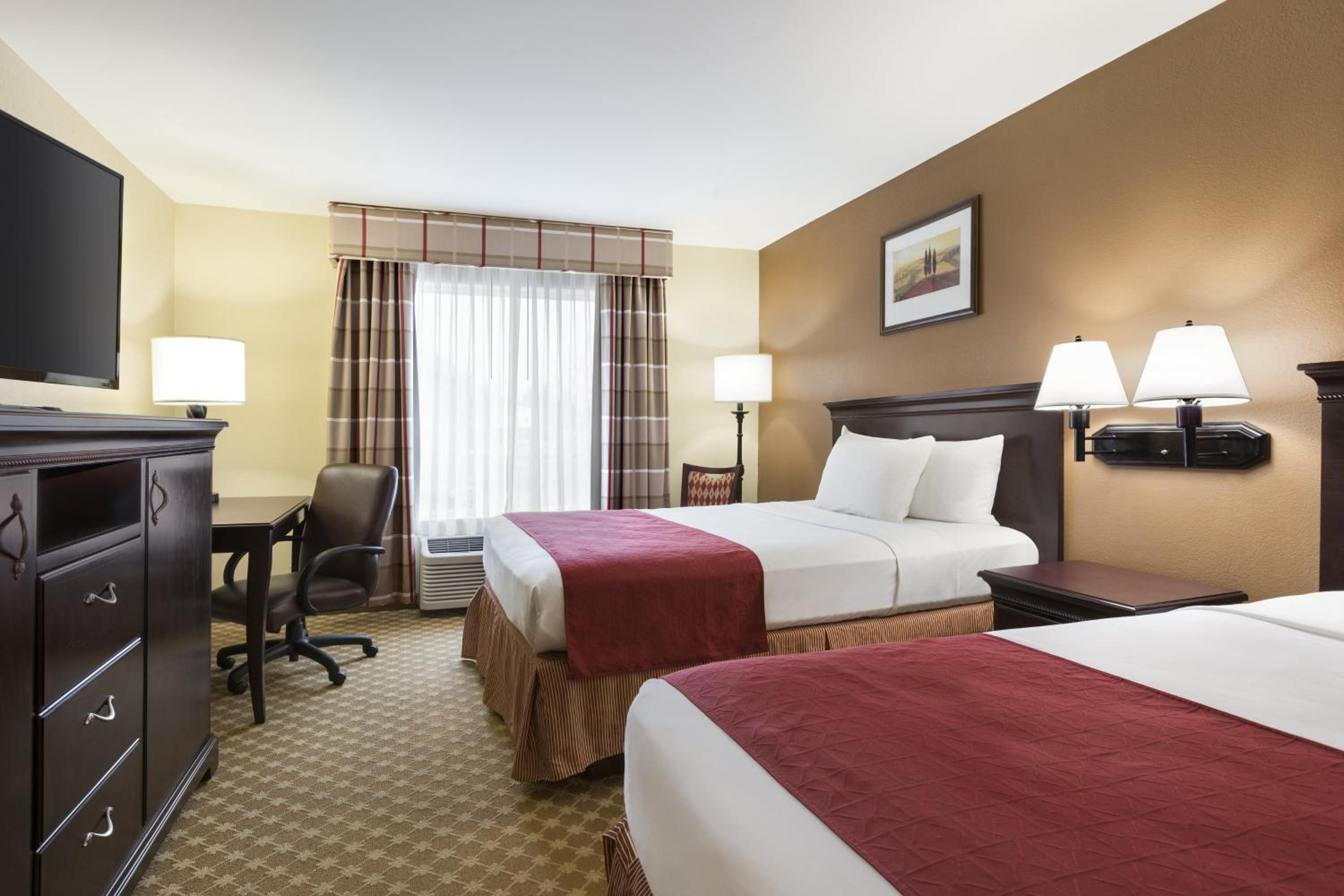 Queen Room with Two Queen Beds - Non-Smoking - Photo 1