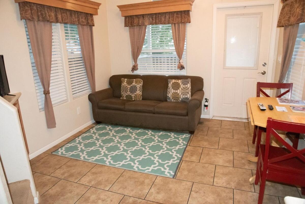 Two-Bedroom House photo 2