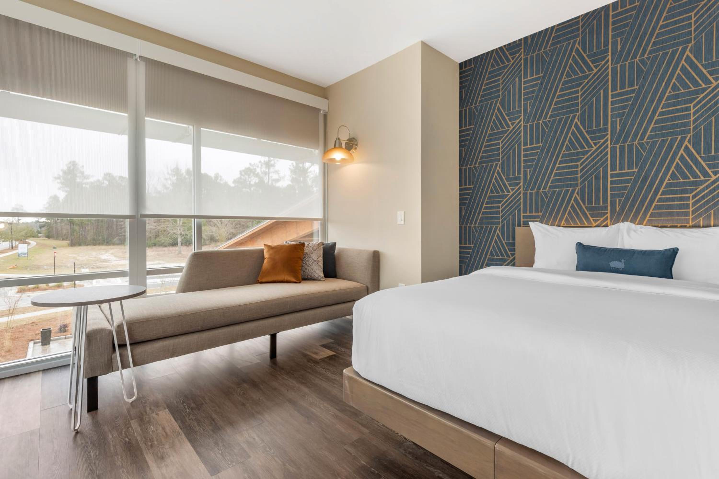 Queen Room with Two Queen Beds - Photo 4