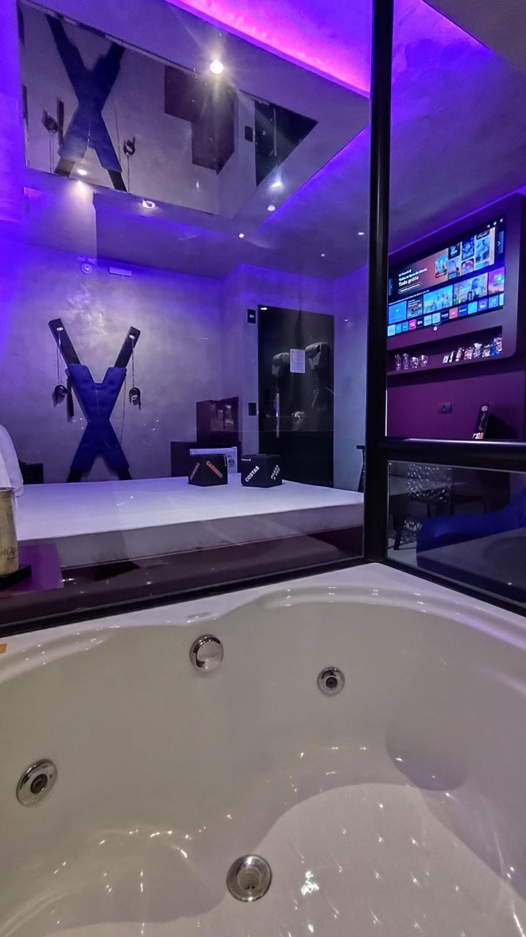Deluxe Suite with Spa Bath photo 2