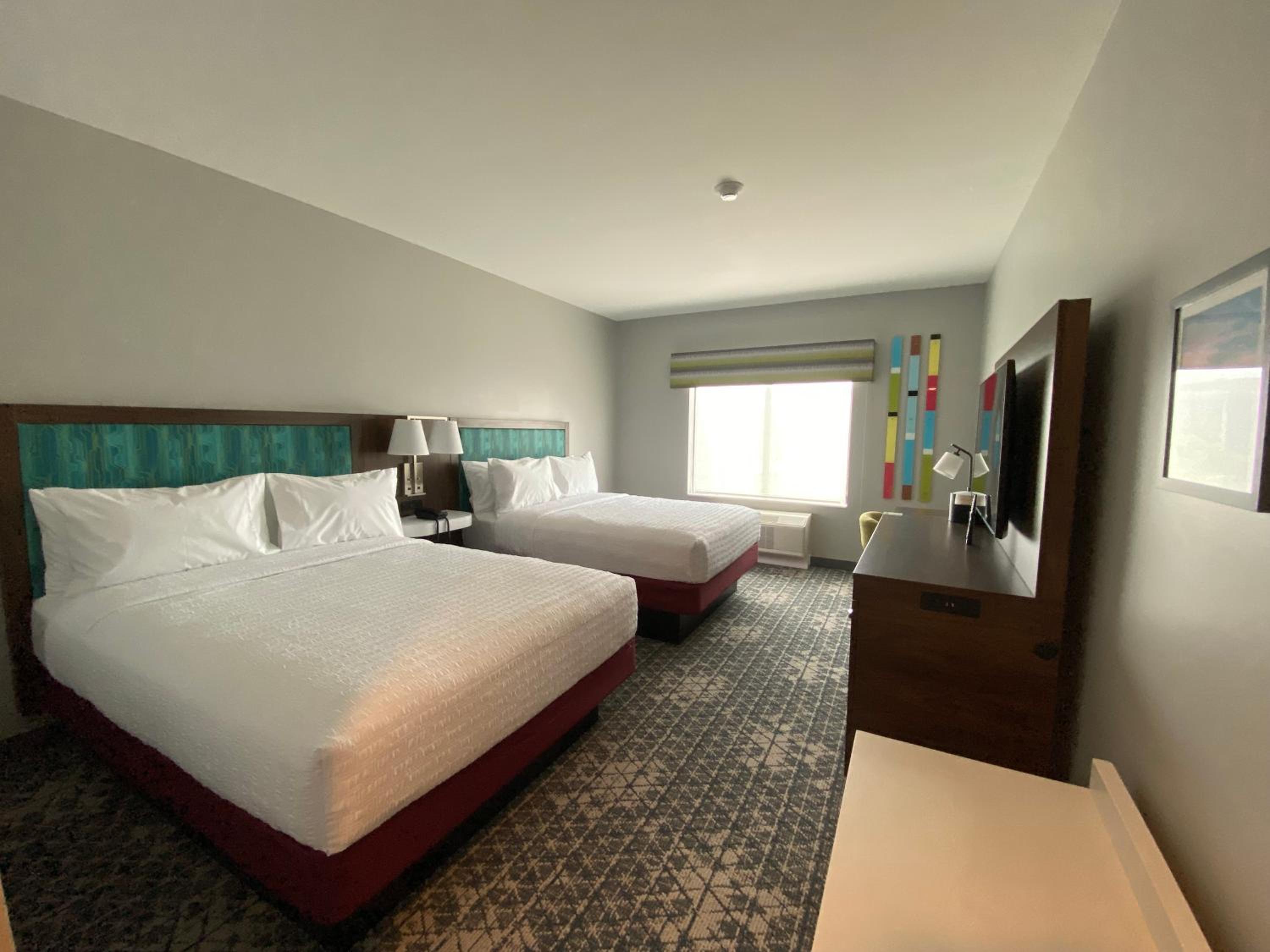 Queen Room with Two Queen Beds - Photo 2