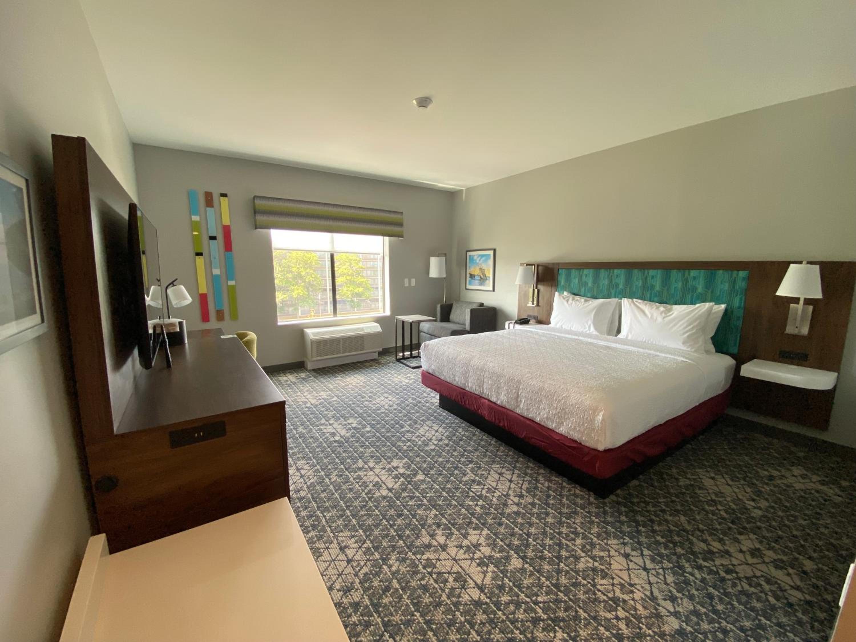 King Room with Tub - Mobility Access - Photo 1