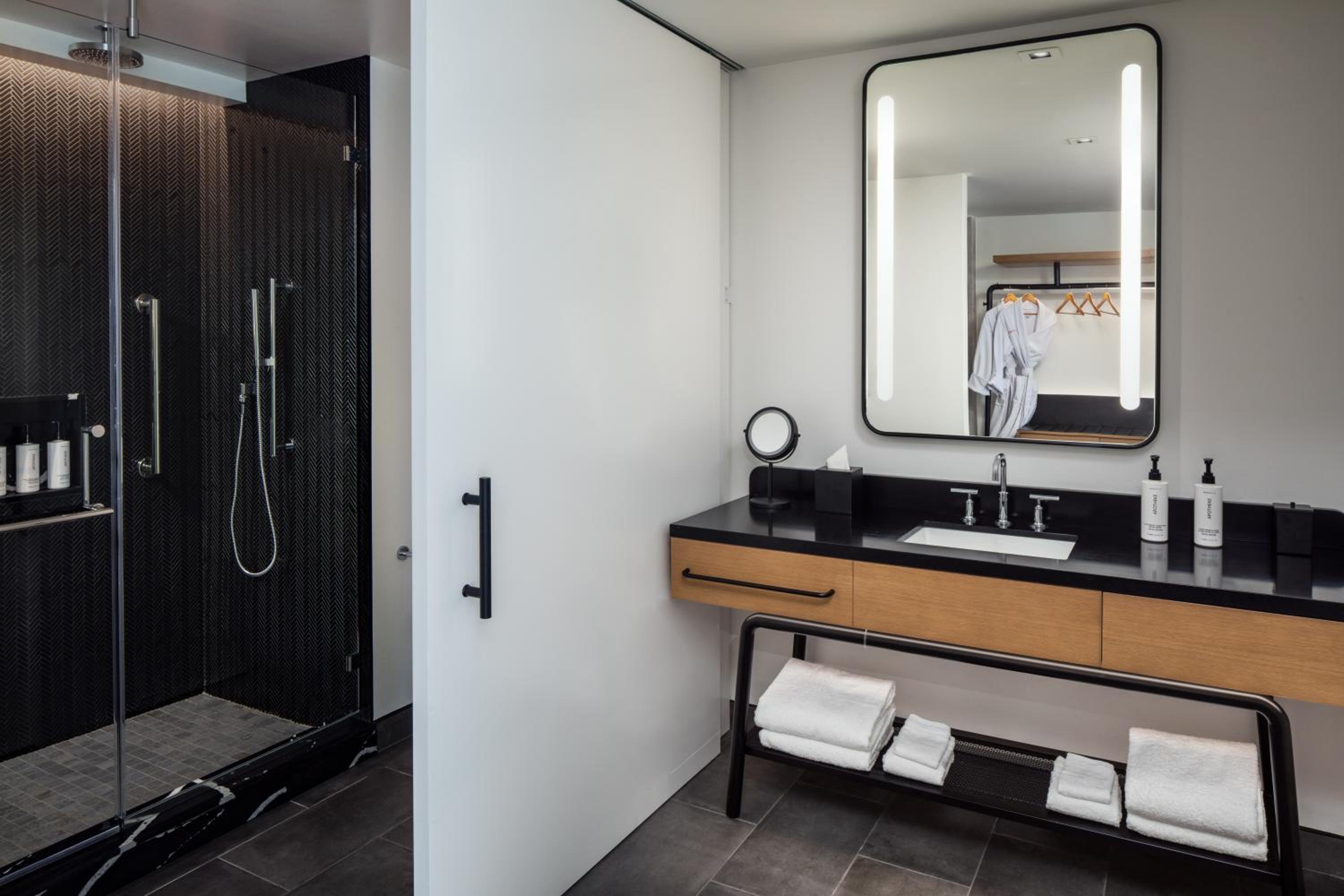 One-Bedroom King Suite with City View - Photo 5
