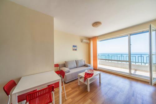 One-Bedroom Apartment with Sea View photo 3
