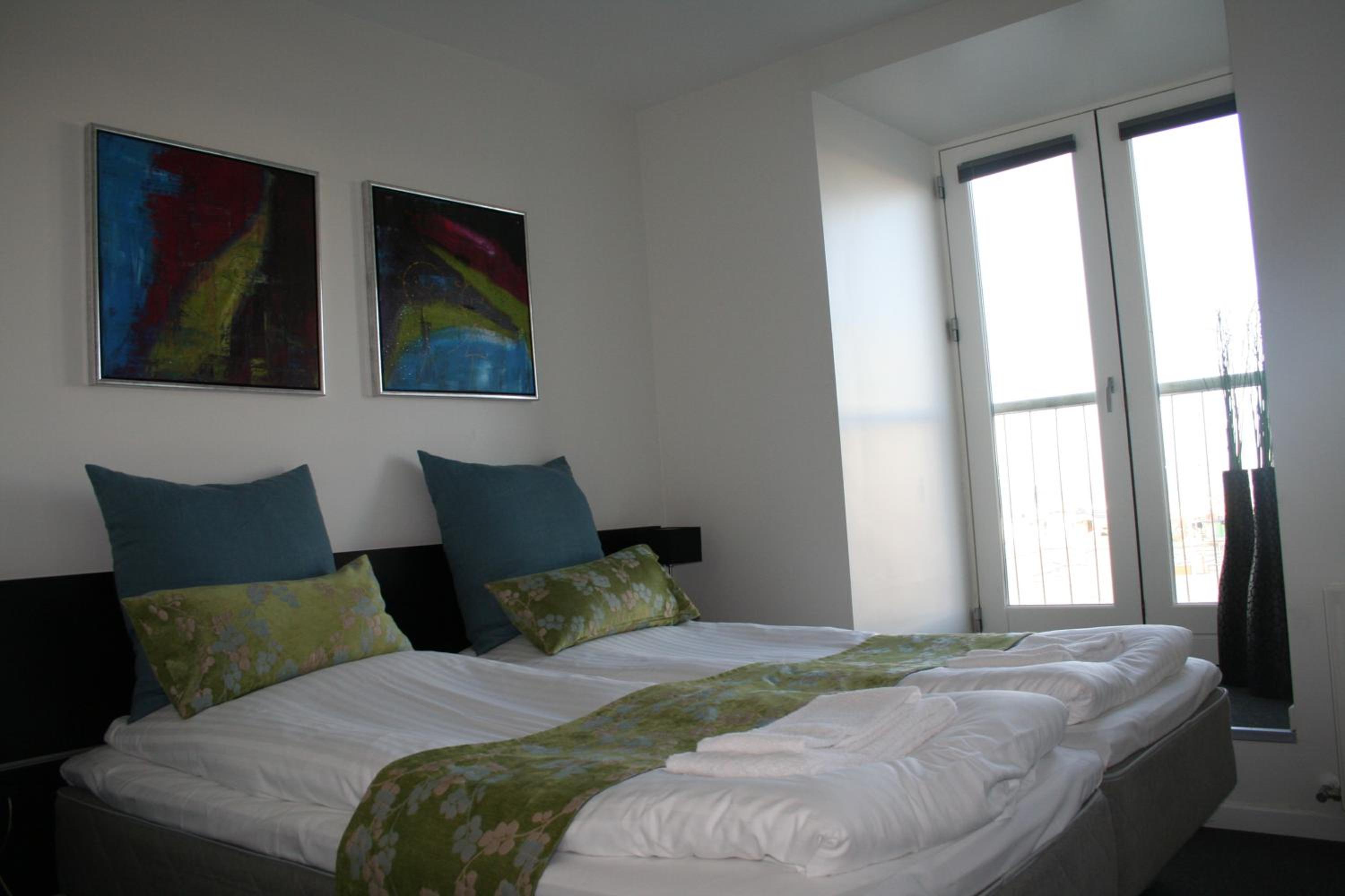 Double Room with Harbor View thumbnail 6