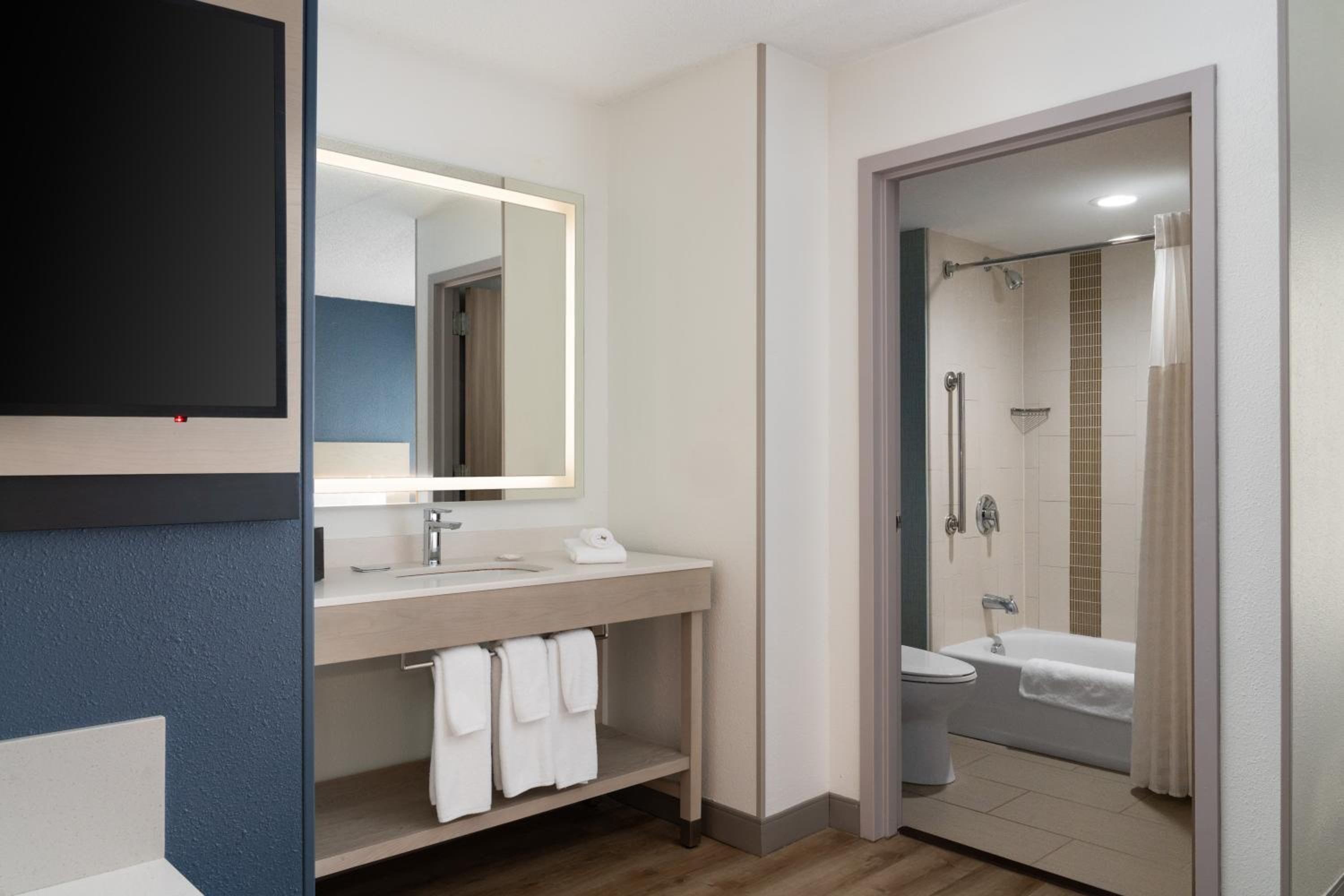 Specialty Double Room with Two Double Beds and Sofa Bed - Photo 4