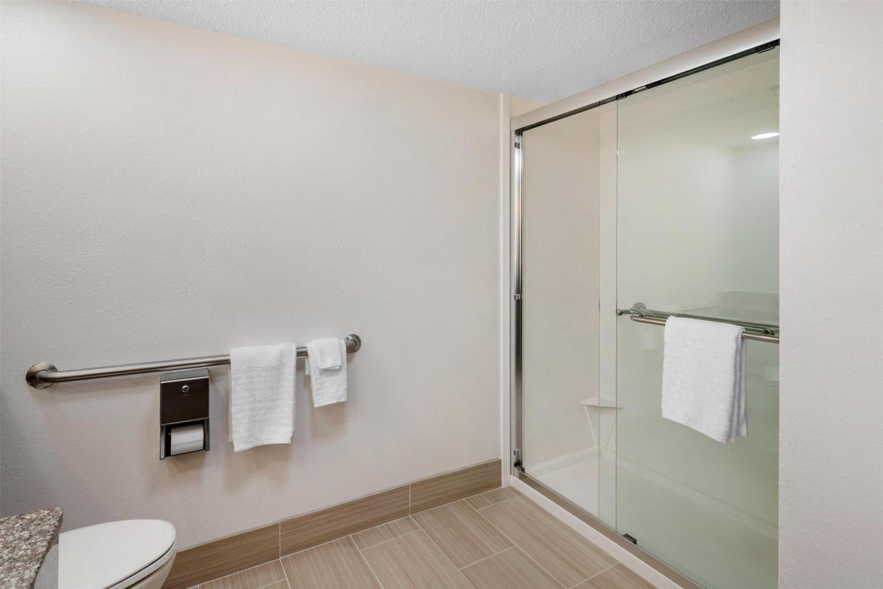King Room - Mobility Accessible with Bathtub photo 3