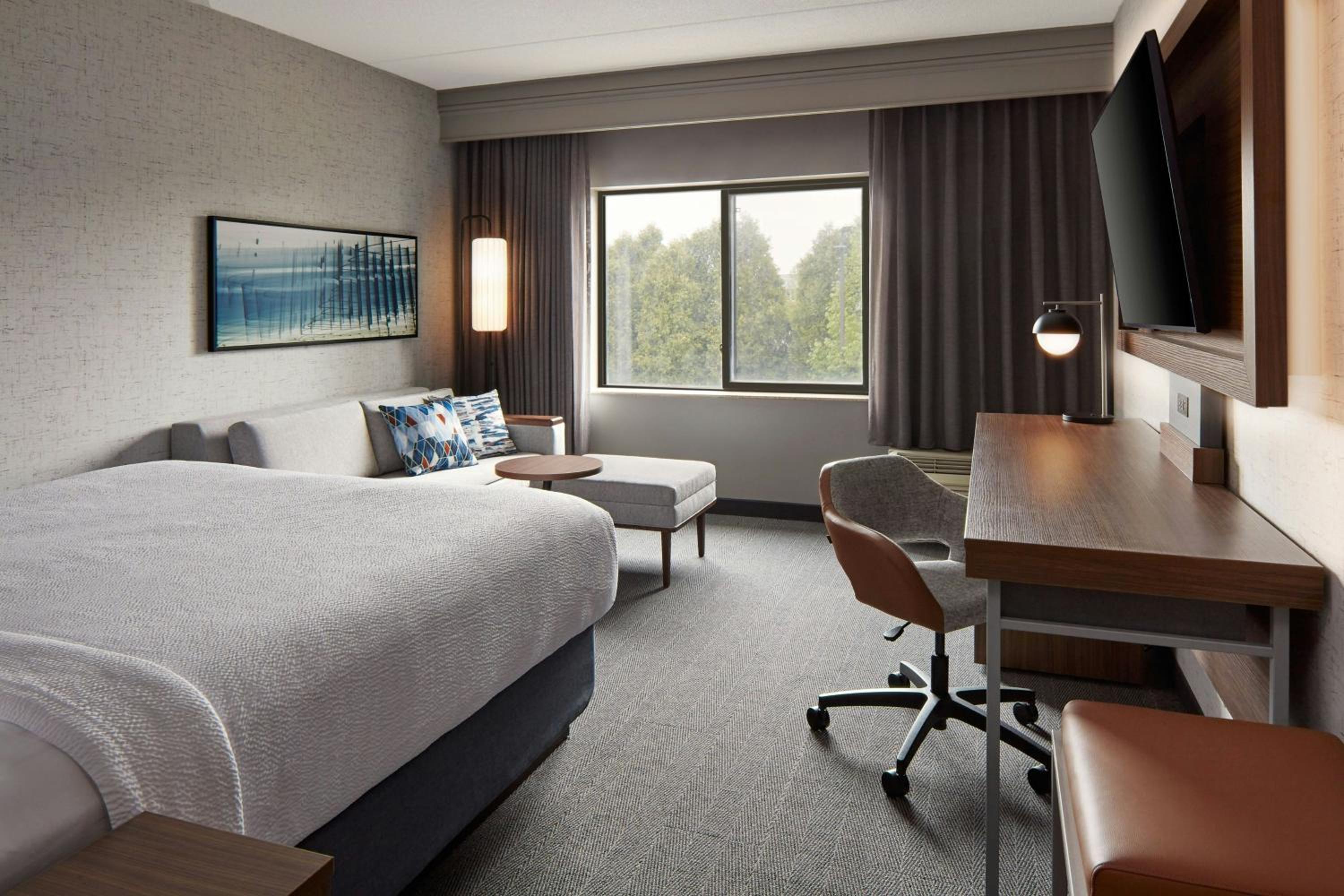 King Room with Roll-In Shower - Mobility Access/Hearing Accessible - Photo 1