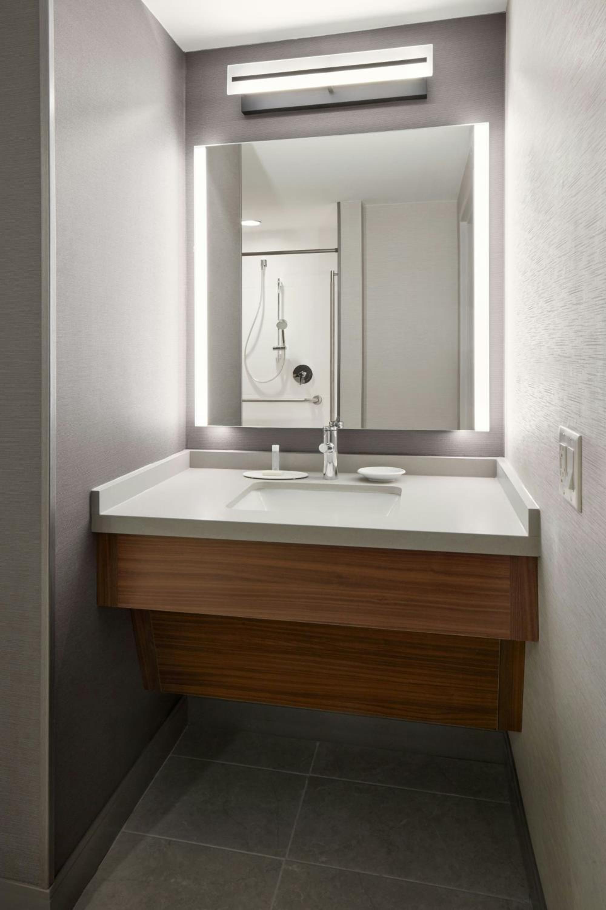 King Room with Roll-In Shower - Mobility Access/Hearing Accessible - Photo 6