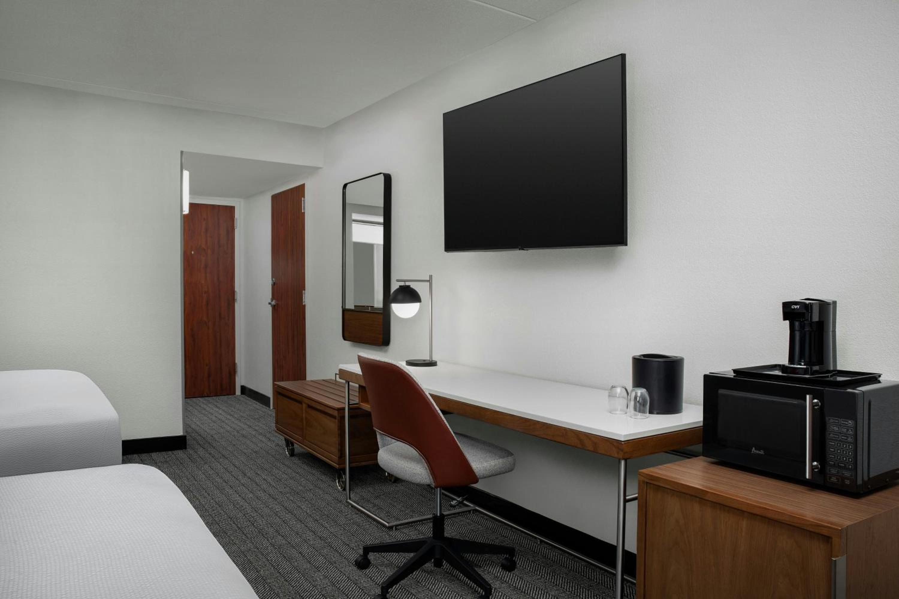 Queen Room with Two Queen Beds - Mobility Accessible with Tub photo 2