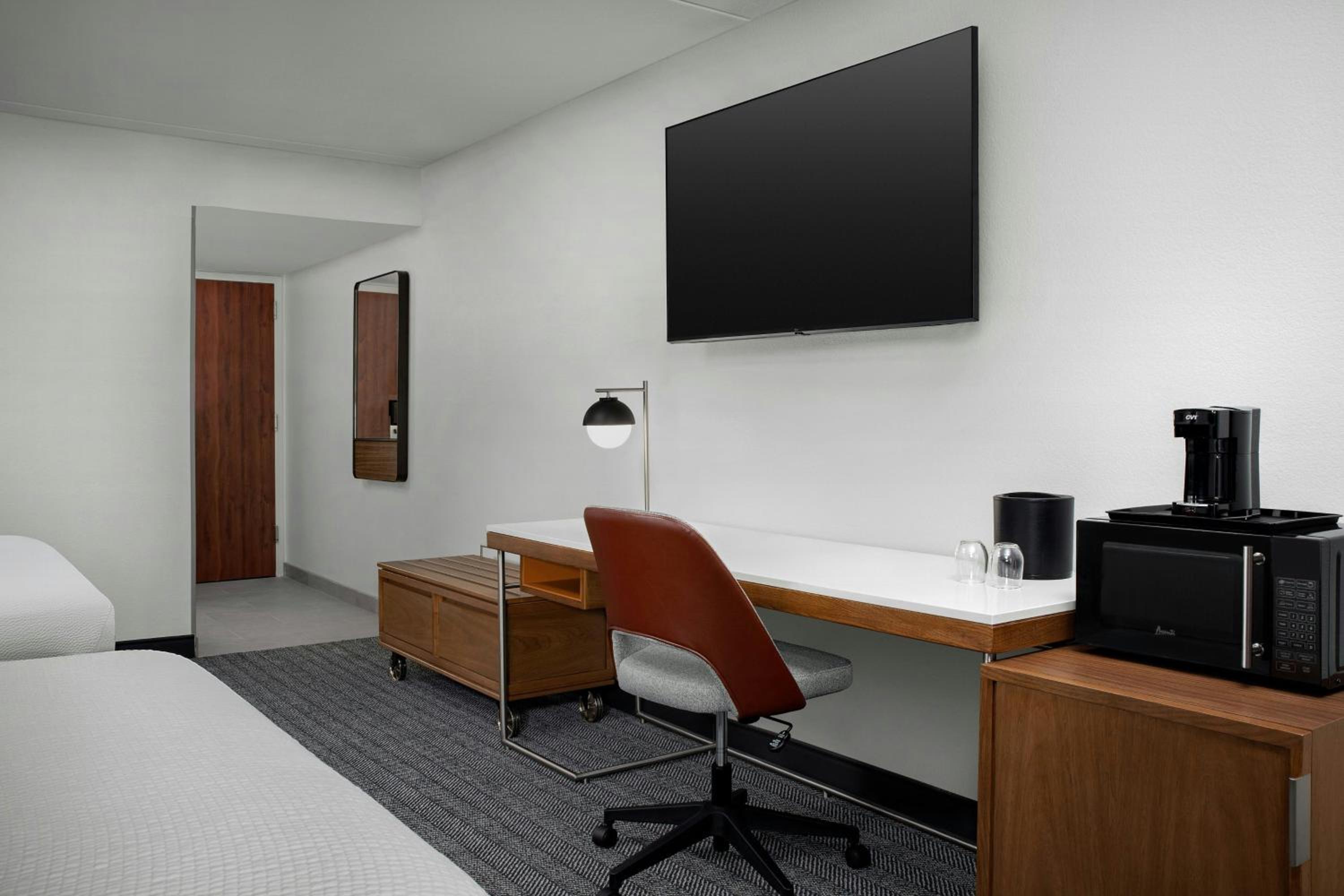 Queen Room with Two Queen Beds - Mobility Accessible with Tub photo 3