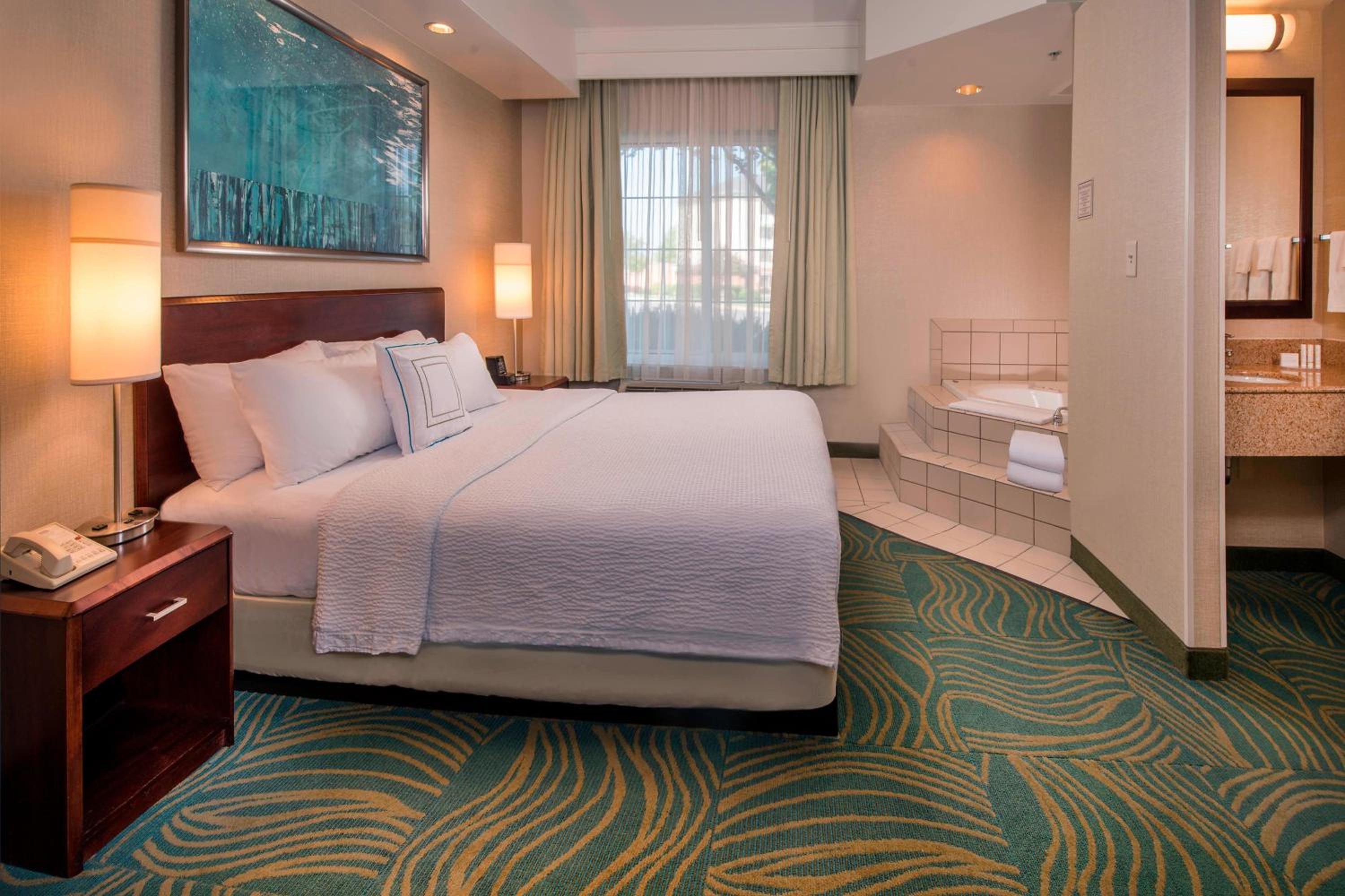 Studio King Room with Sofa Bed and Whirlpool - Hearing Accessible