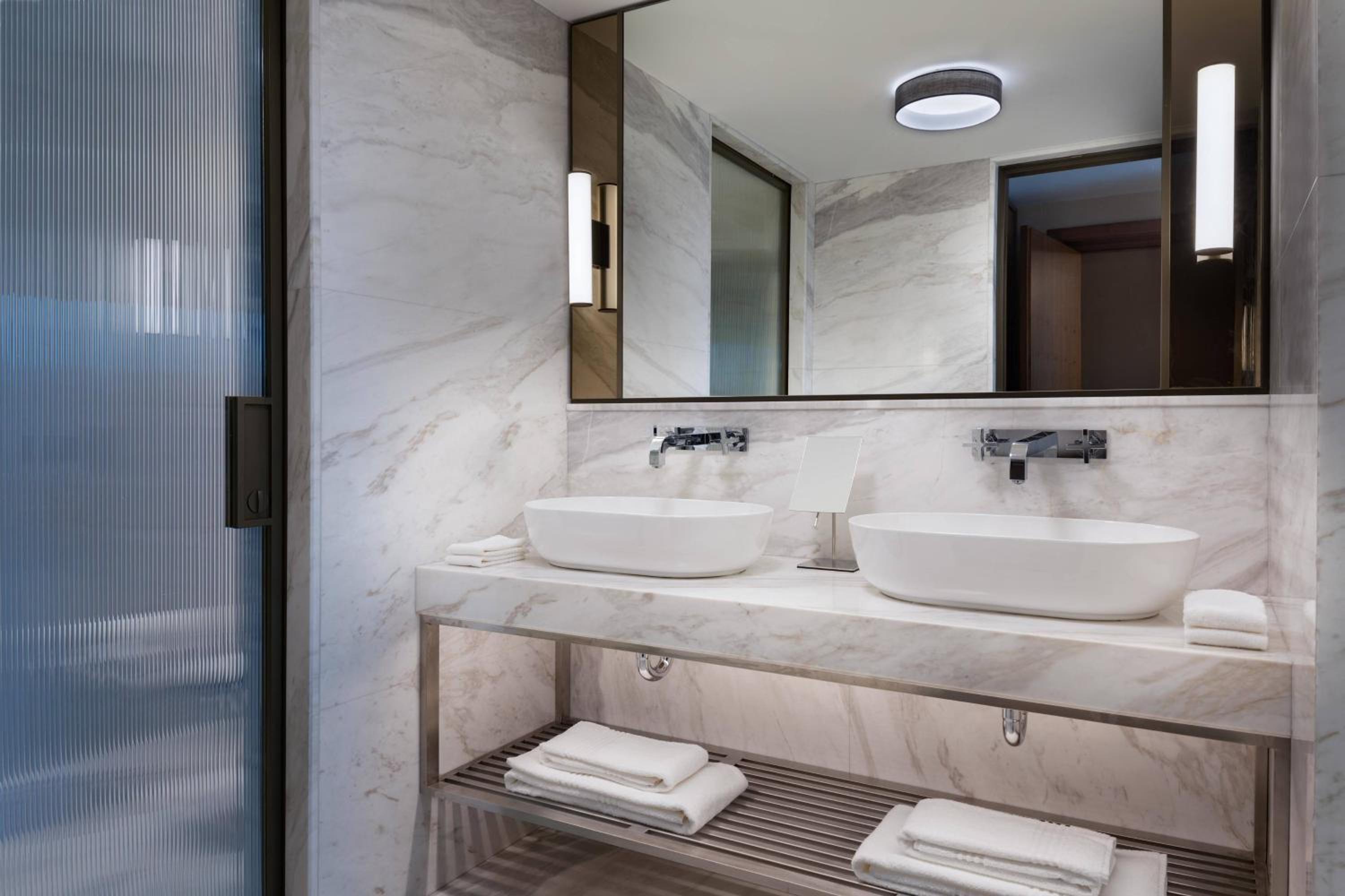 Presidential King Suite with Balcony - Executive Lounge Access