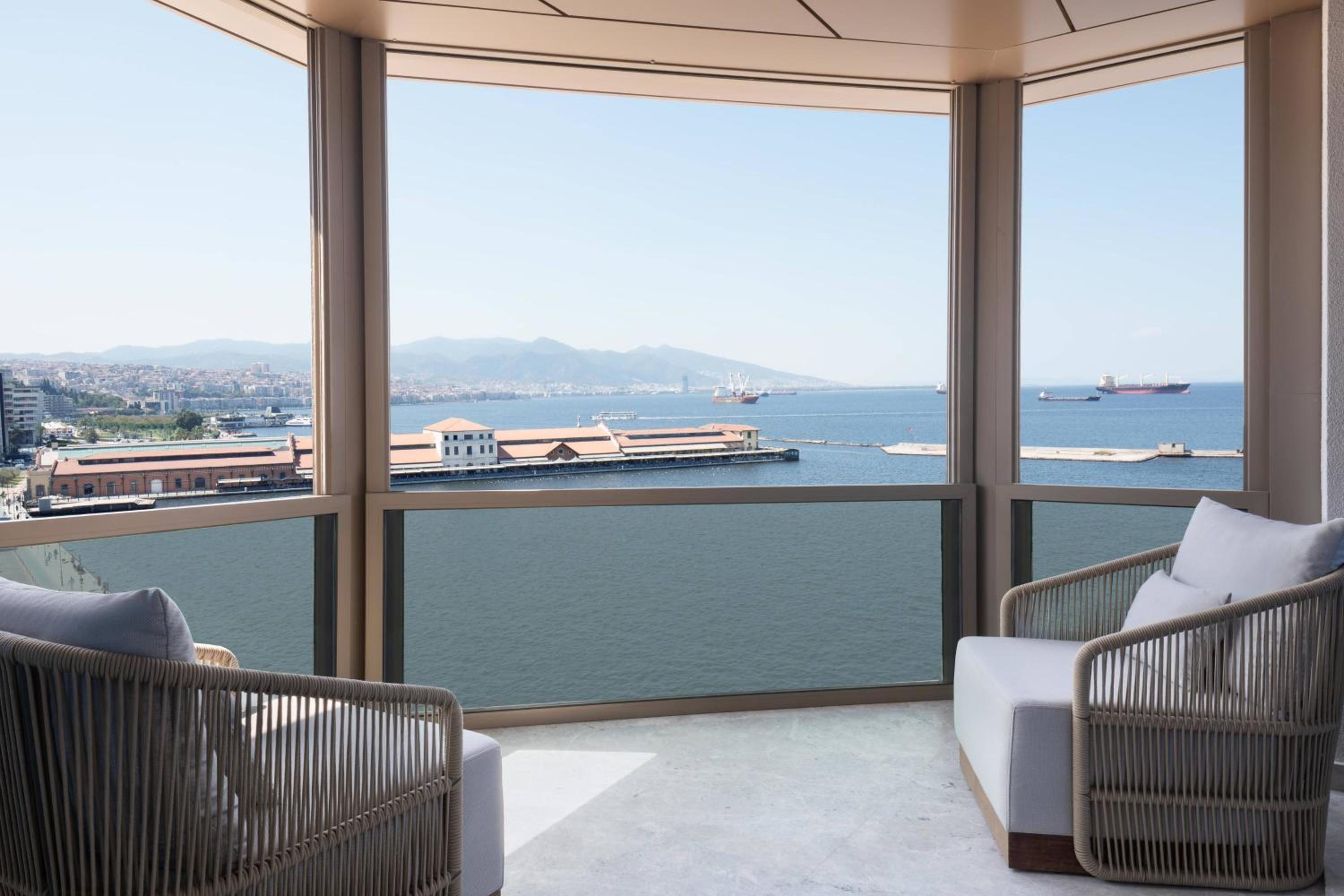 Presidential King Suite with Balcony - Executive Lounge Access