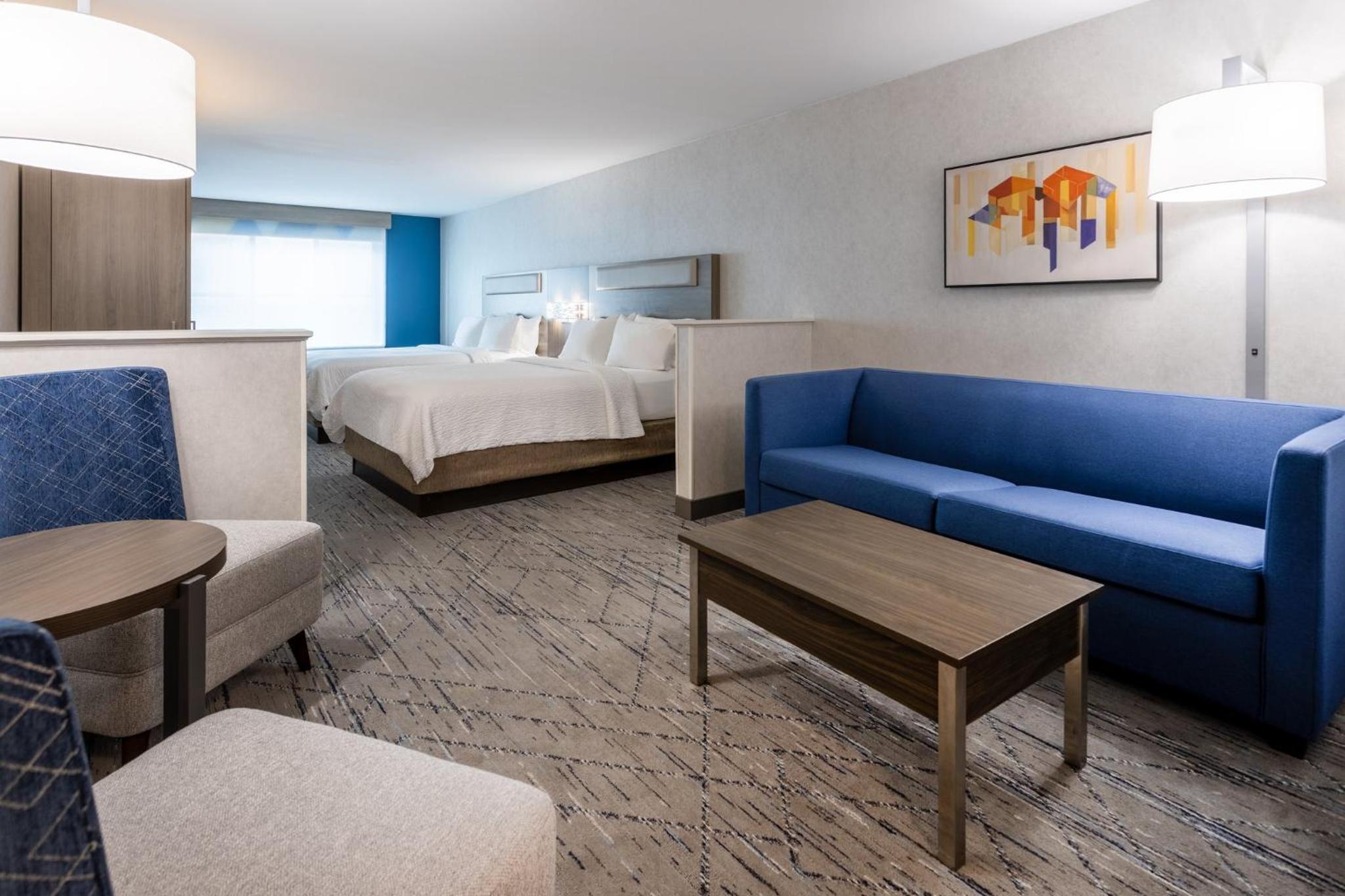 Queen Suite with Mobility Accessible Tub - Non-Smoking
