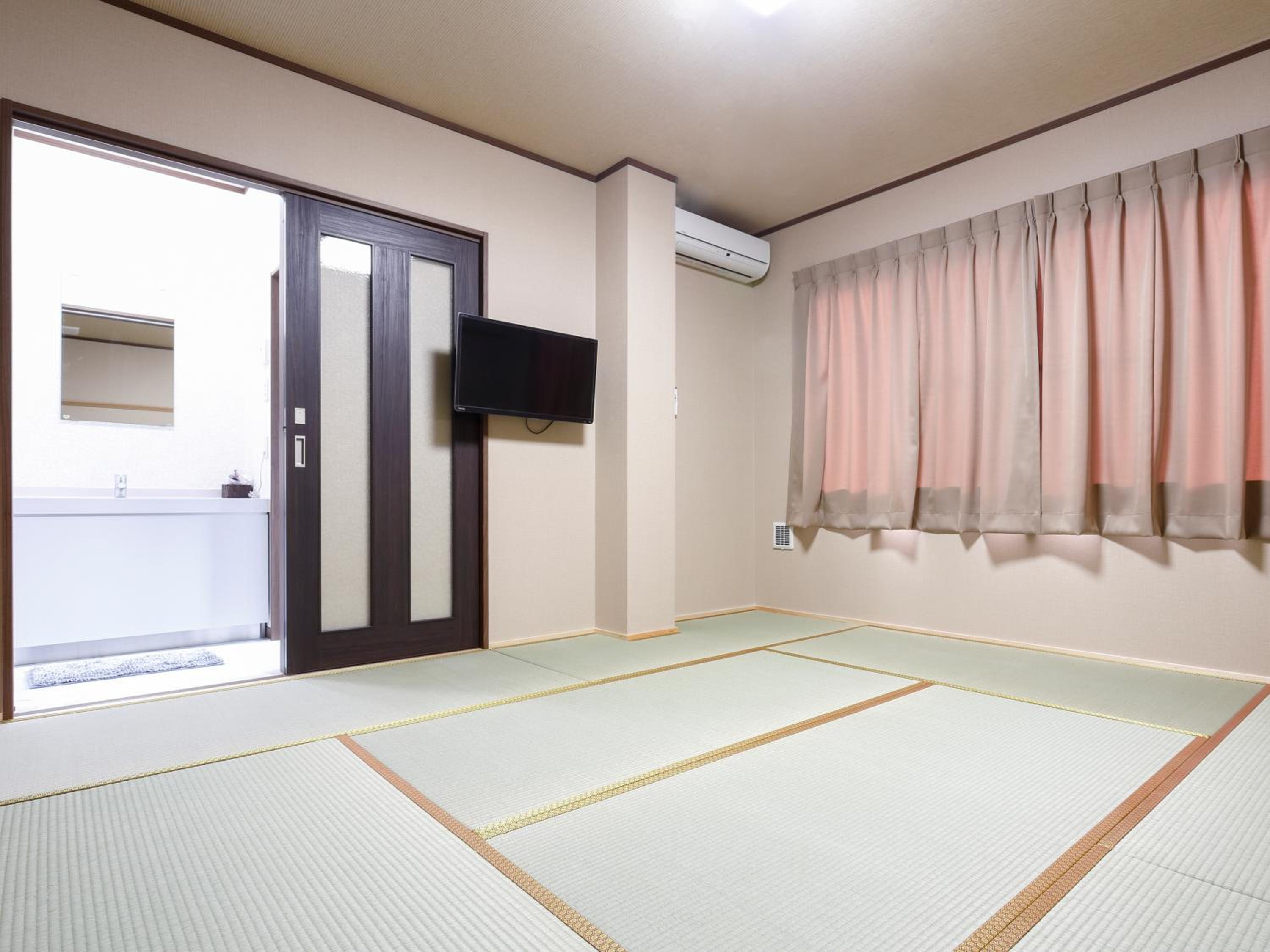Japanese Style Quadruple Room with Private Bathroom - Photo 1