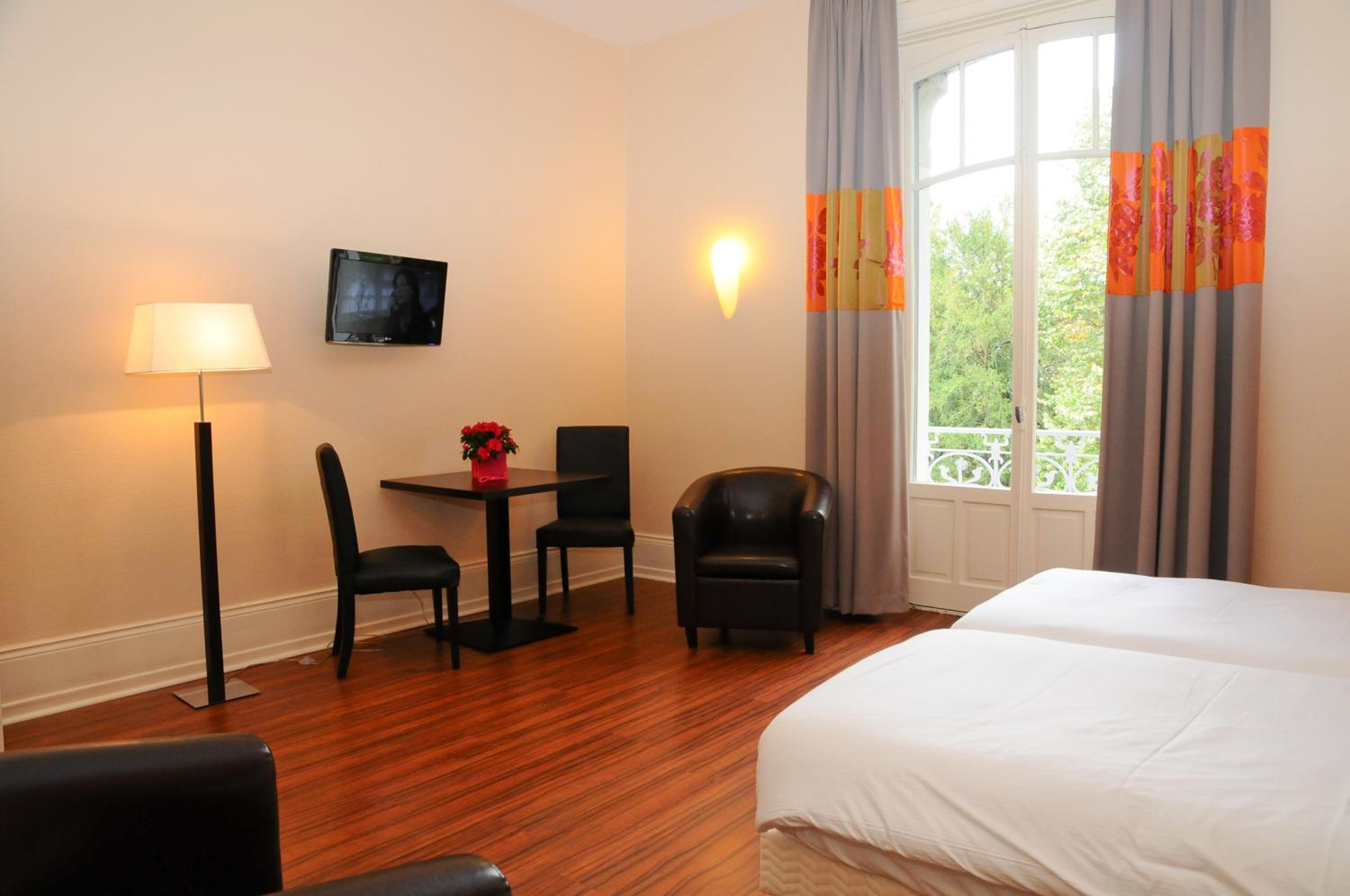 Superior Studio with Twin Beds - Photo 4