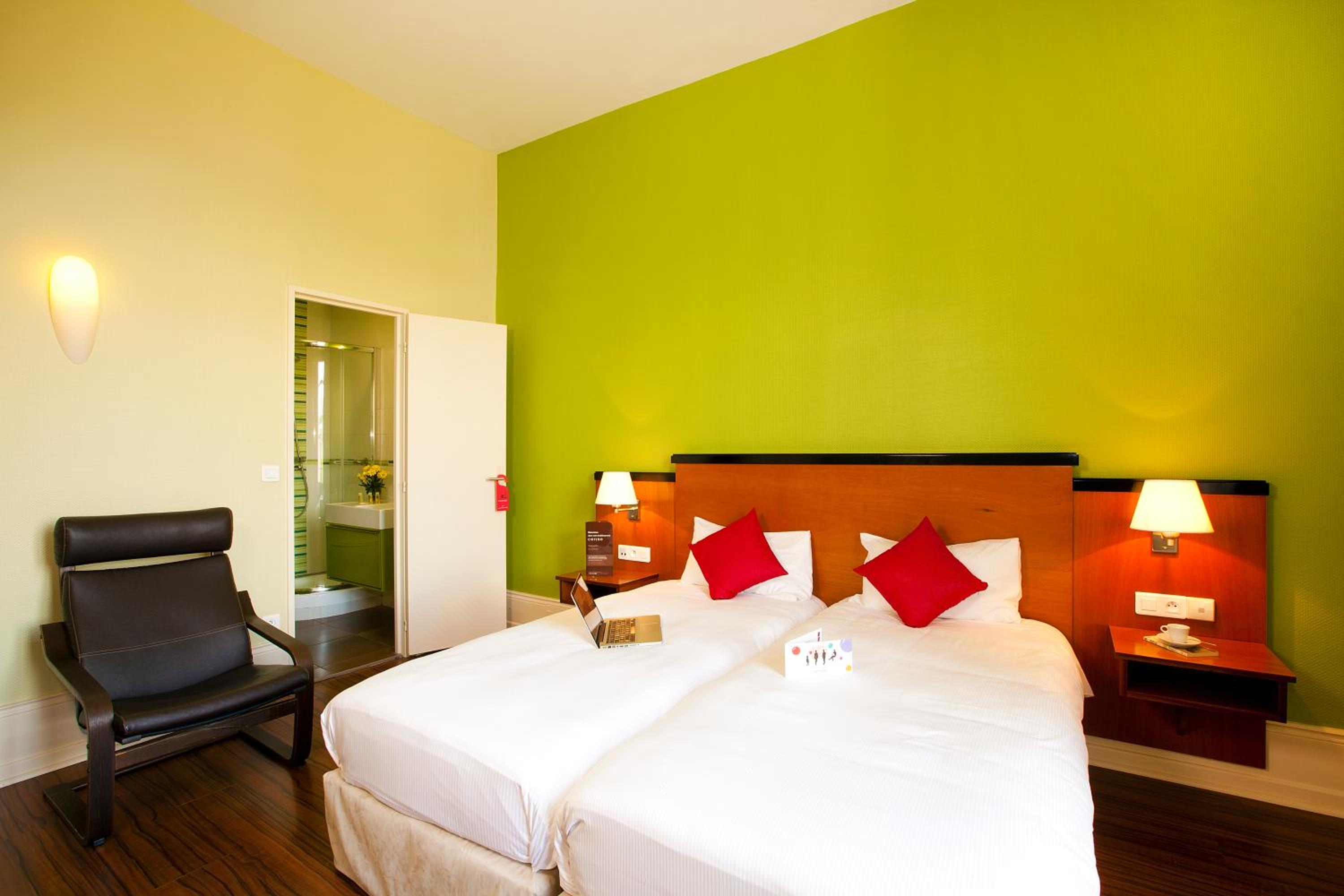 Superior Studio with Twin Beds - Photo 5
