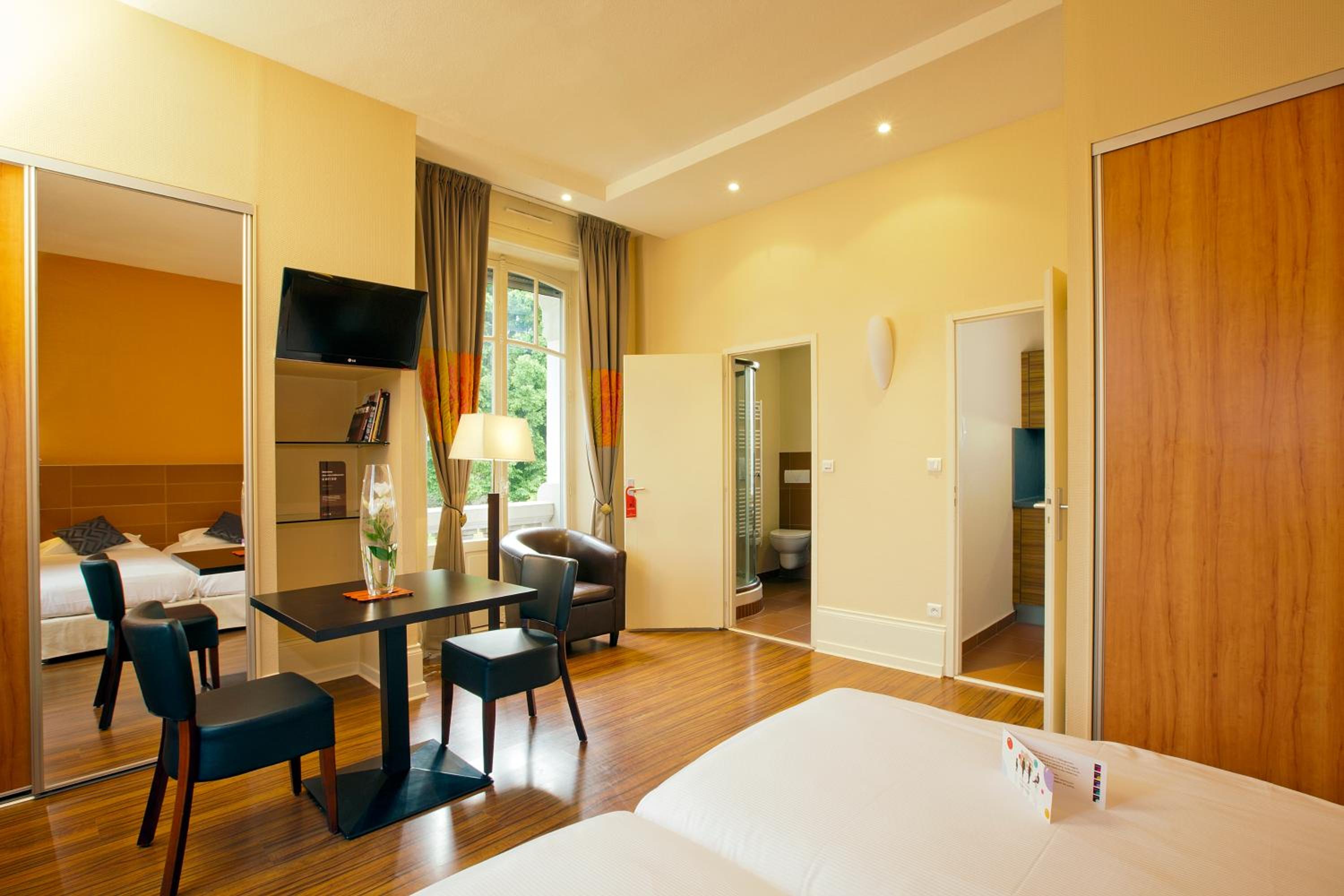 Apartment with Twin Beds - Photo 3