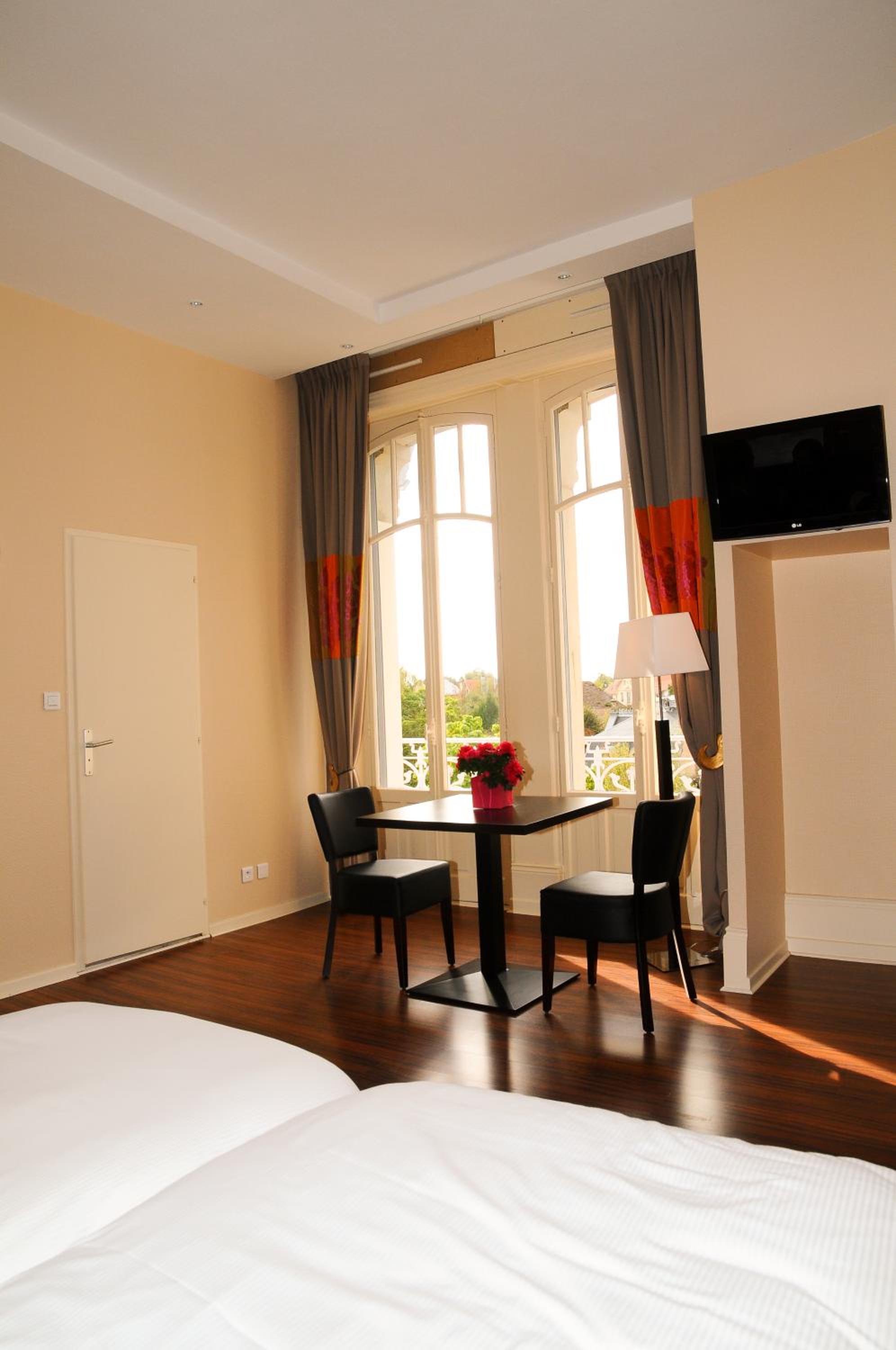 Apartment with Twin Beds - Photo 5