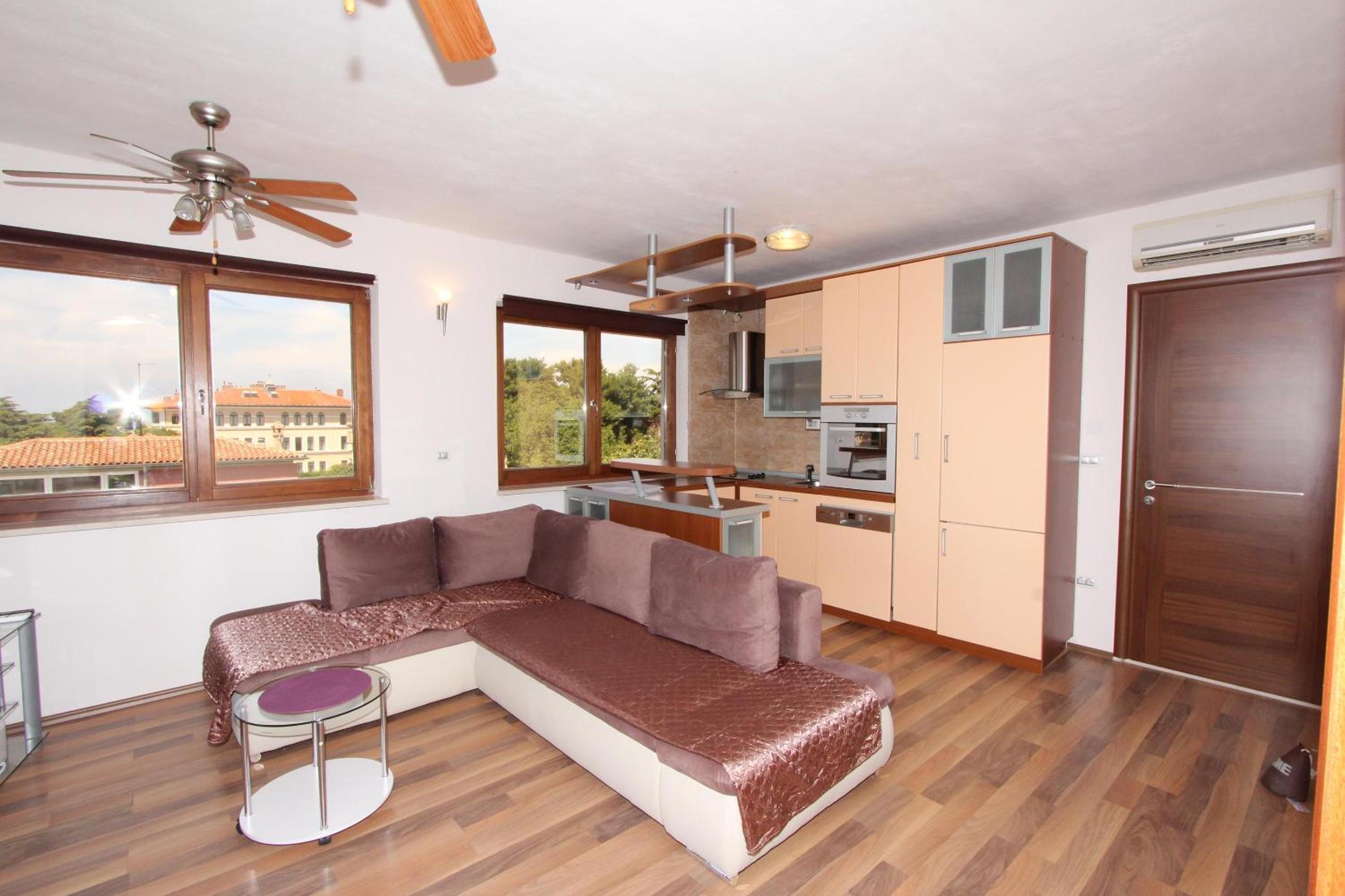 One-Bedroom Apartment with Balcony and Sea View photo 3