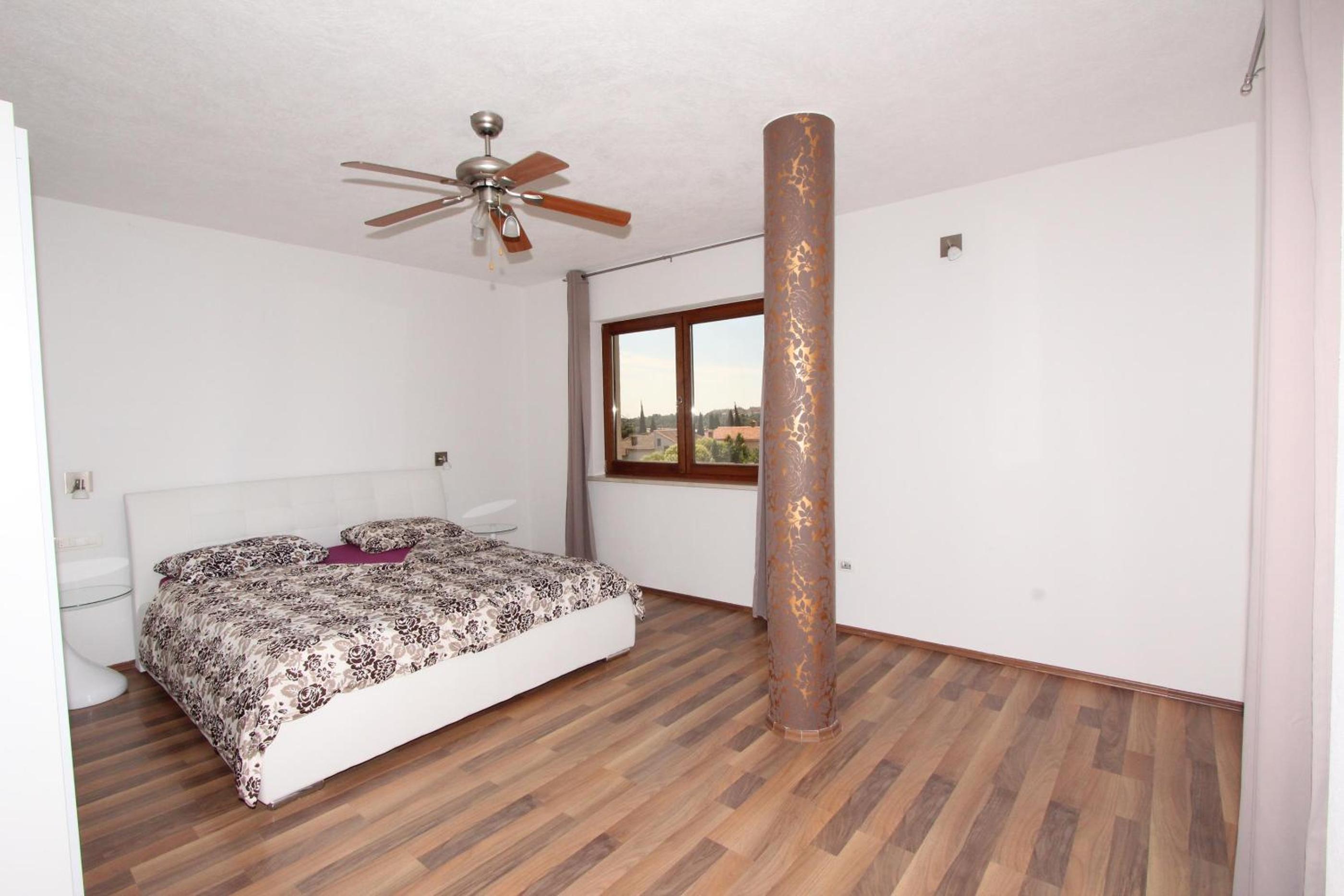 One-Bedroom Apartment with Balcony and Sea View photo 2