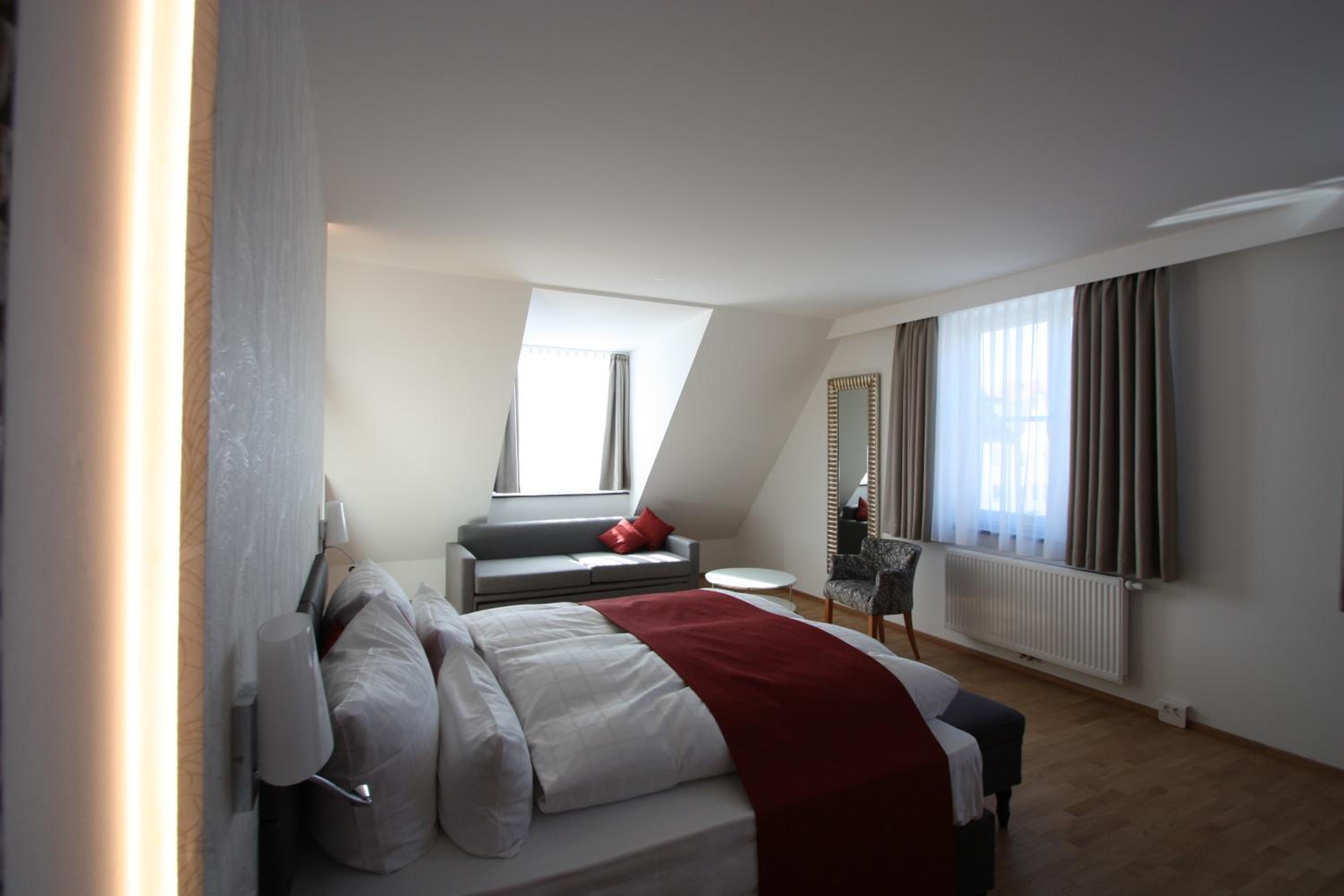 Suite - Photo 1