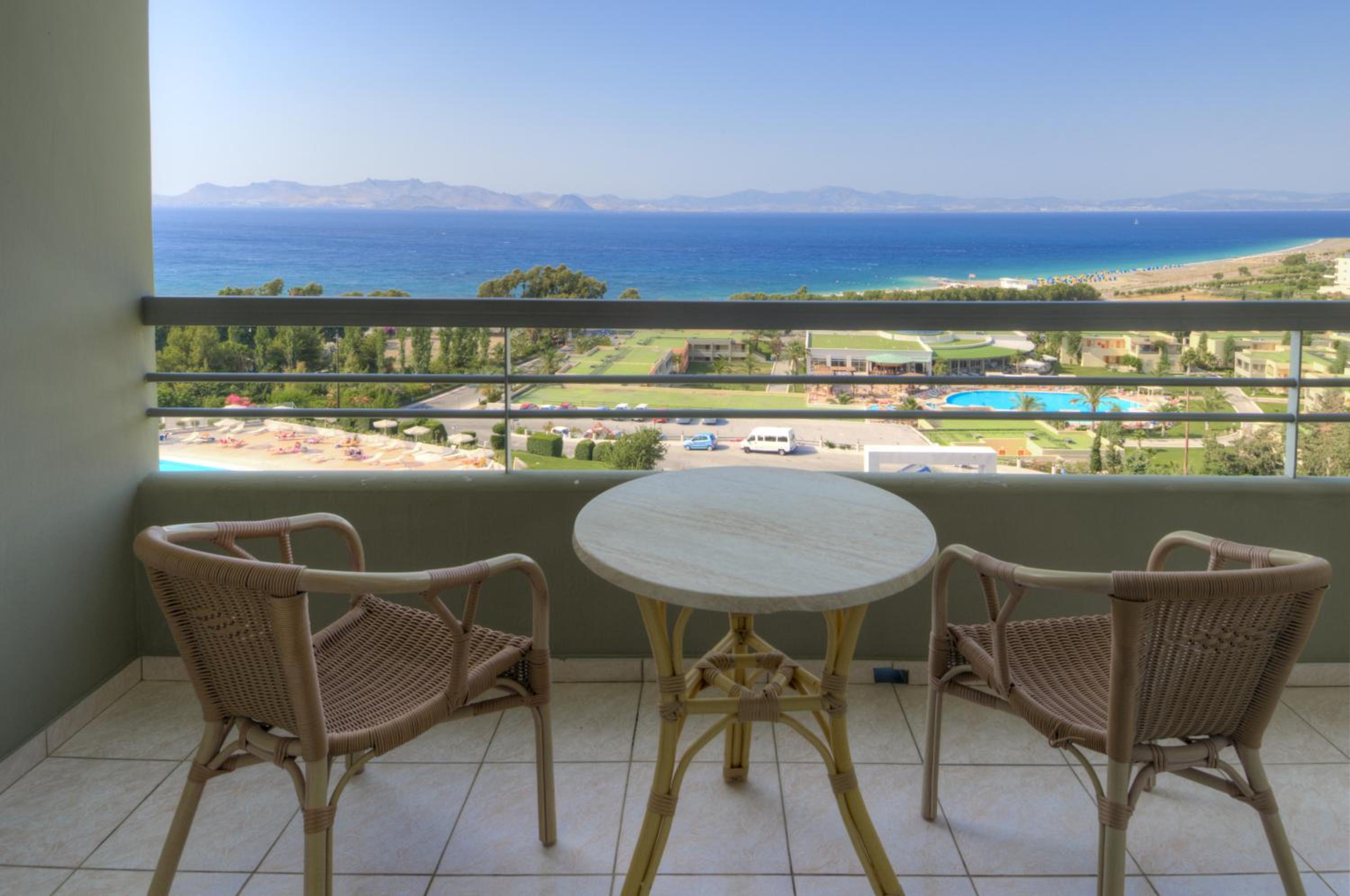 Junior Suite (2 Adults + 2 Children) with Side Sea View photo 2