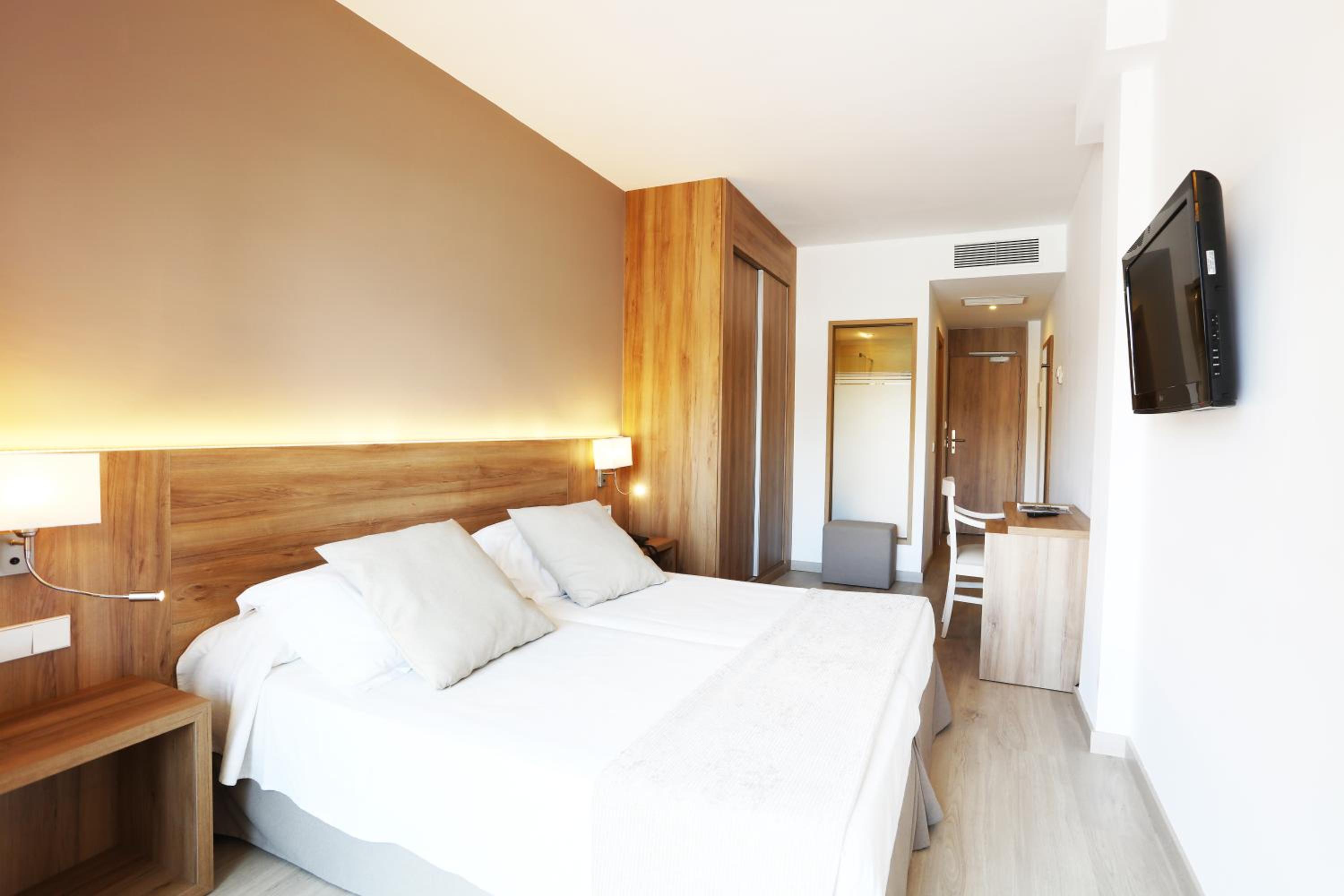 Twin Room with Balcony photo 3