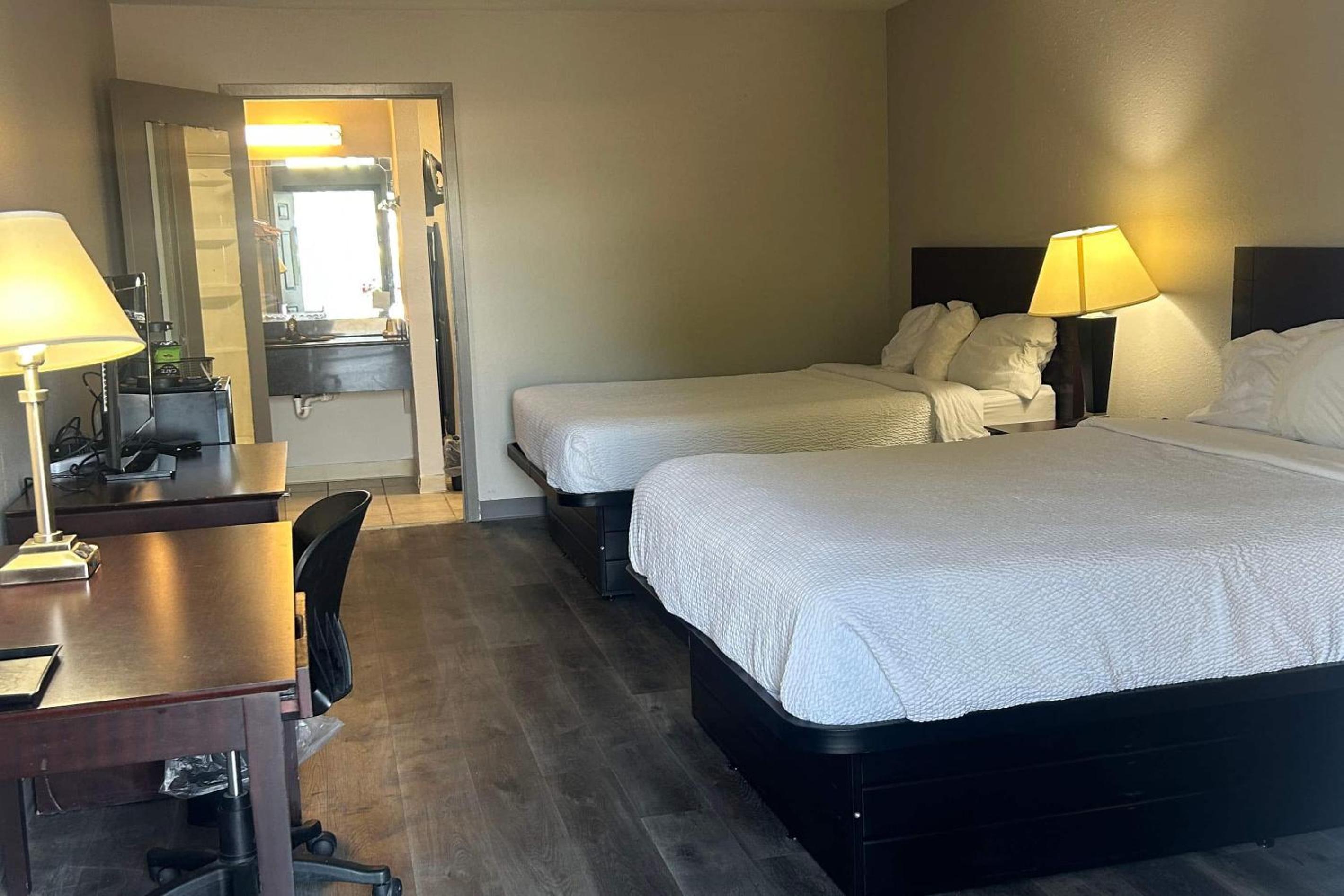 Queen Room with Two Queen Beds - Non-Smoking - Photo 6