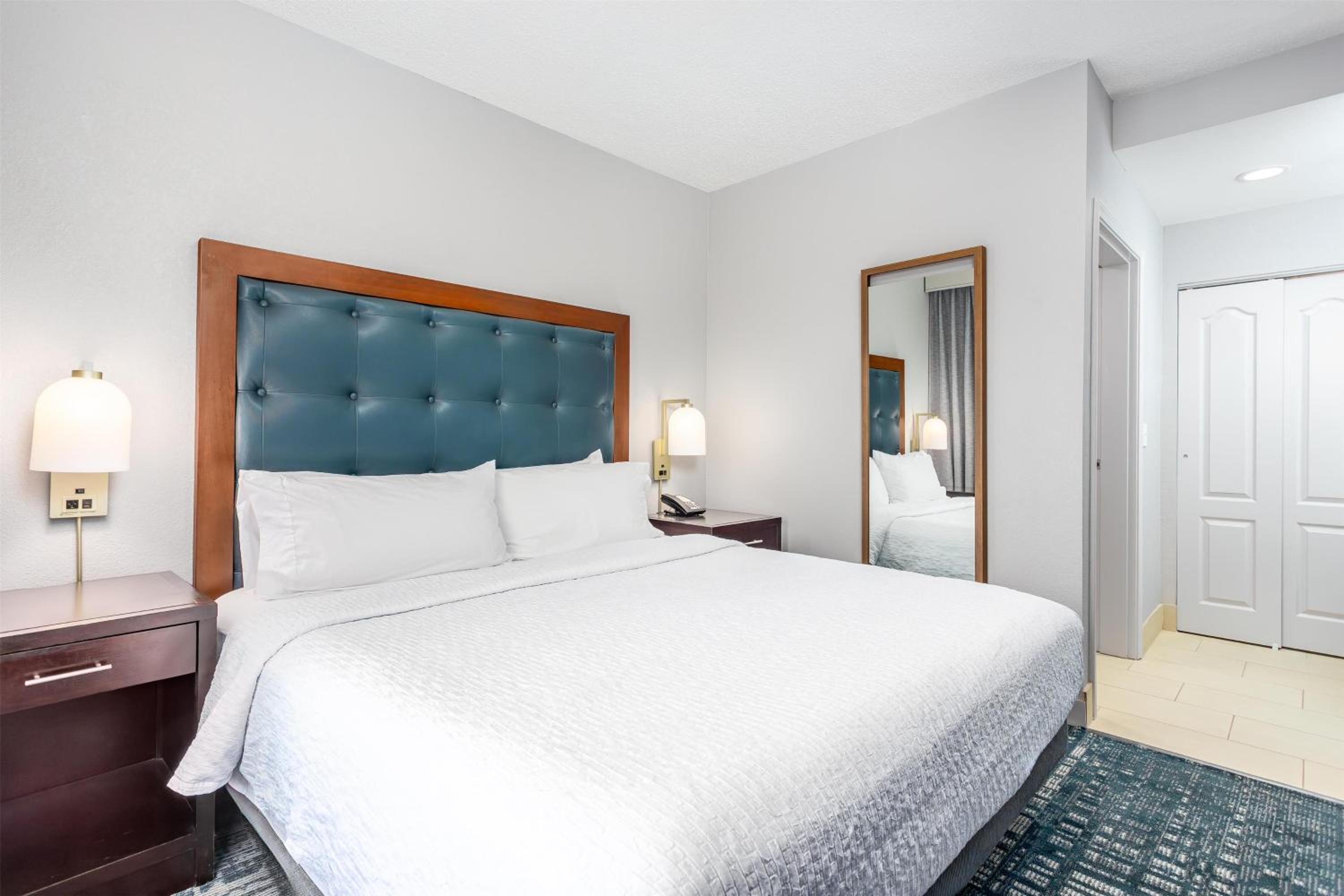 One-Bedroom King Suite - Non-Smoking - Photo 2