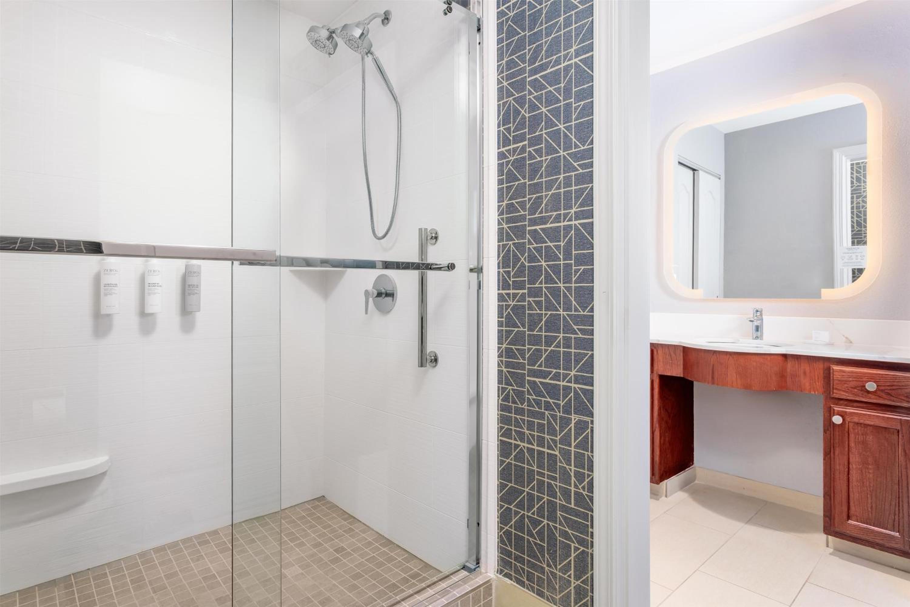 One-Bedroom King Suite - Non-Smoking - Photo 4
