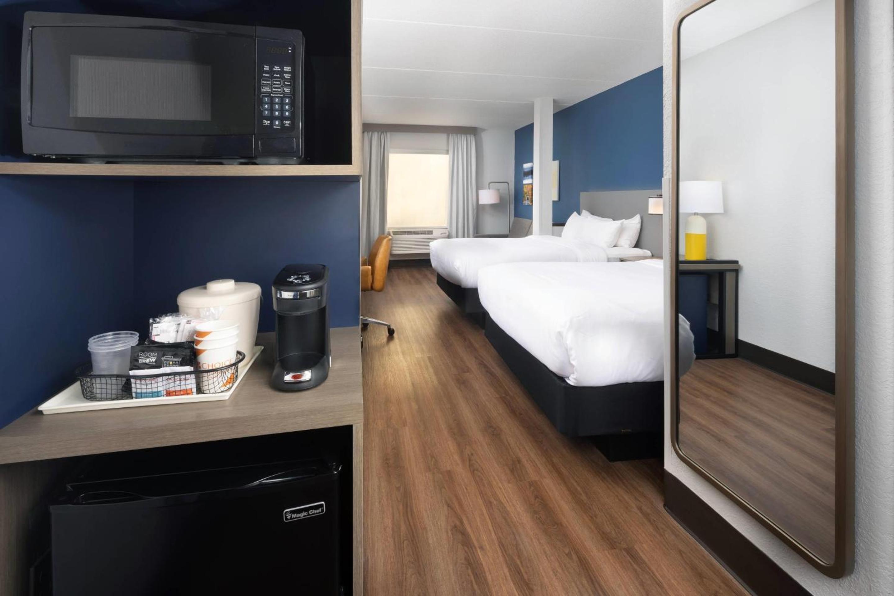 One Room Suite with Two Queen Beds - Non Smoking - Photo 3