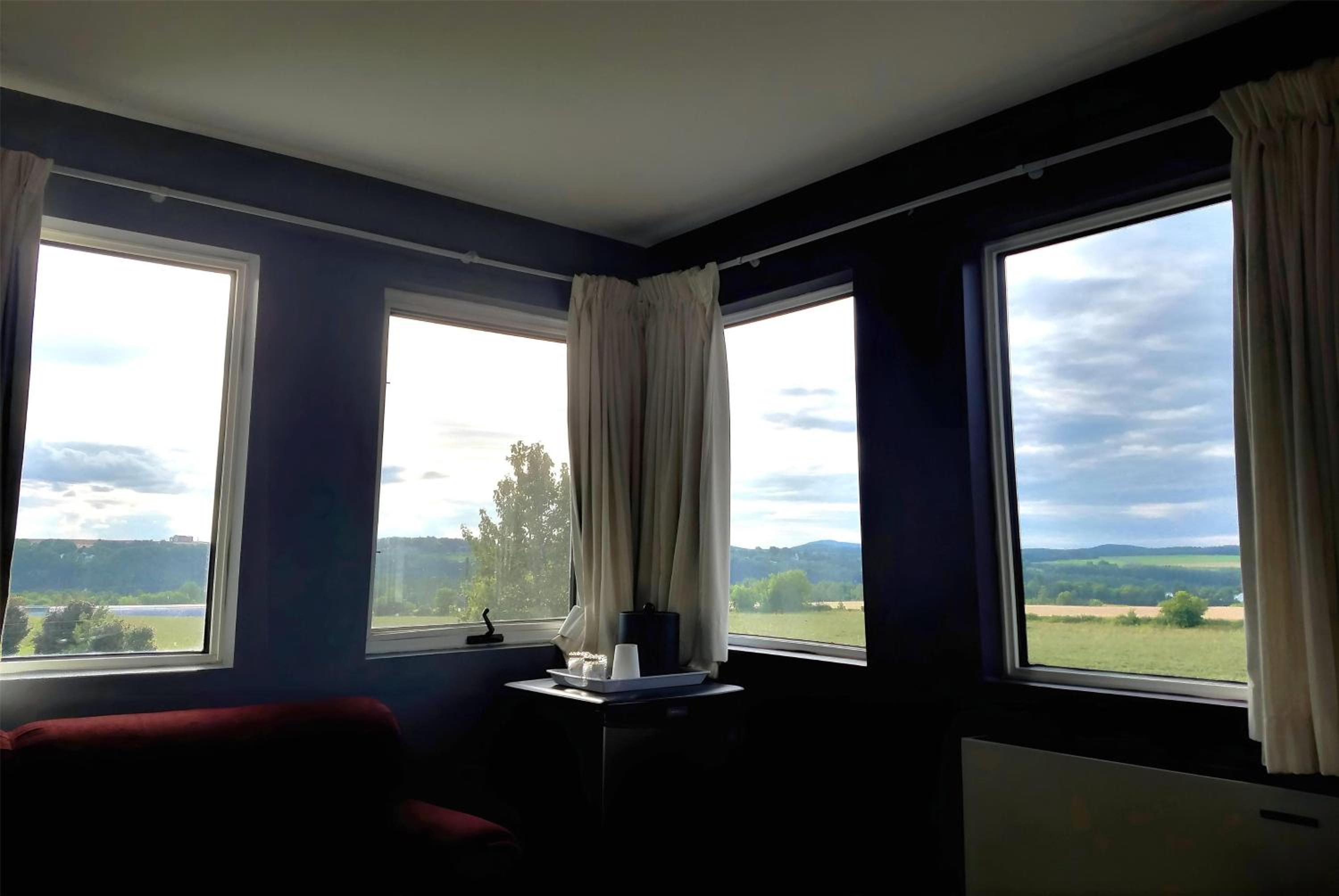 King Suite with Jetted Tub - Non-Smoking - Photo 1