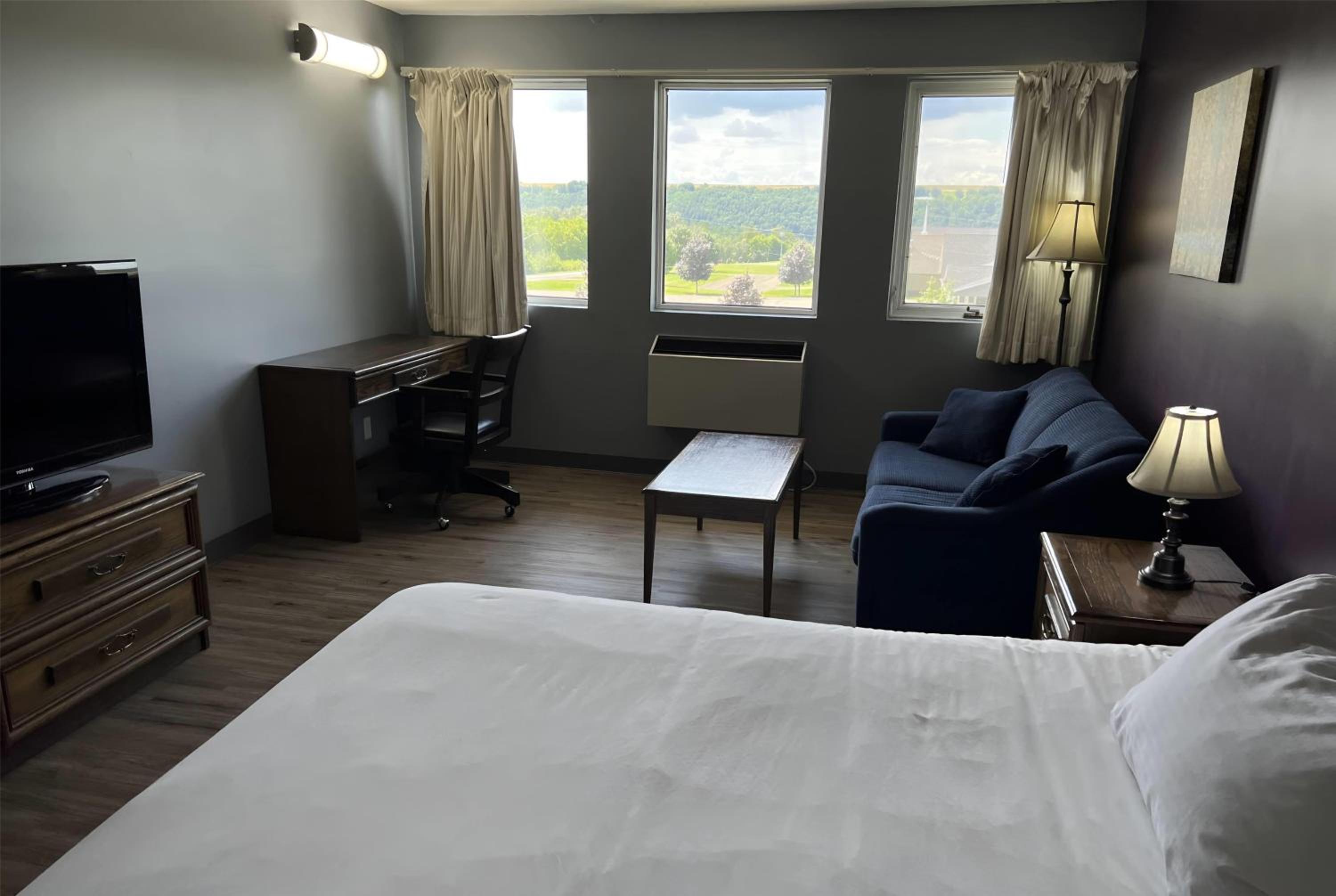 Deluxe King Room - Non-Smoking - Photo 1