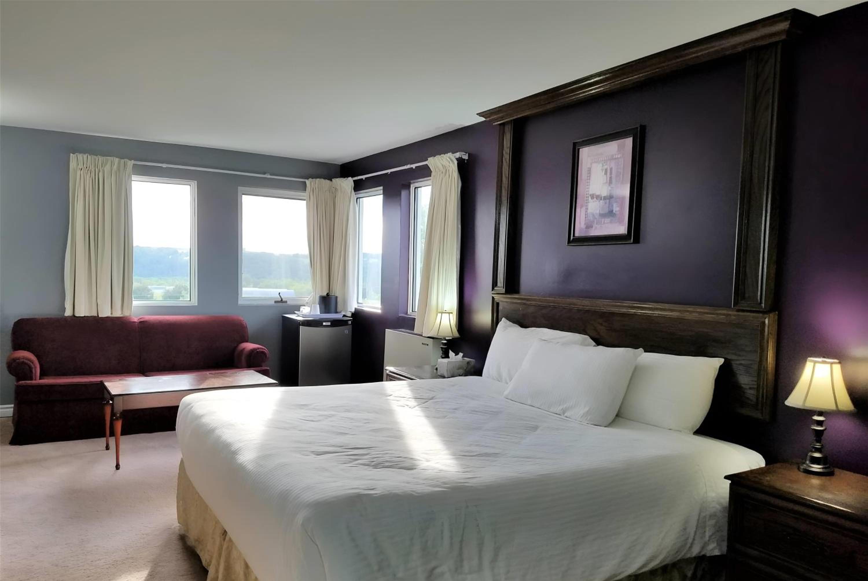 King Suite with Jetted Tub - Non-Smoking - Photo 2