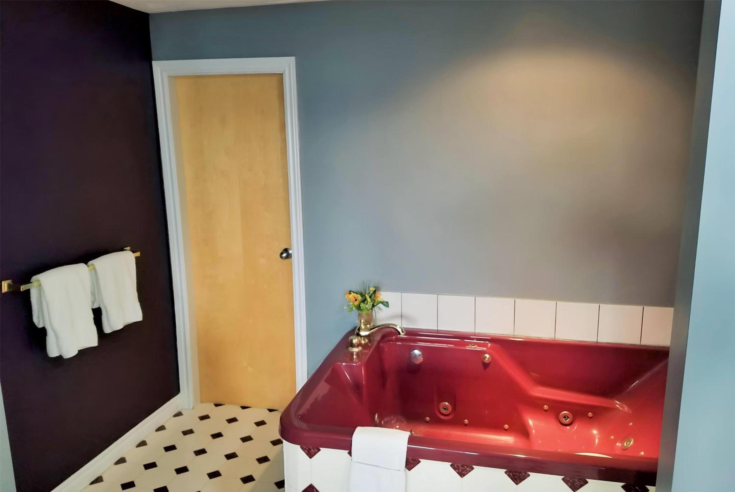 King Suite with Jetted Tub - Non-Smoking - Photo 4