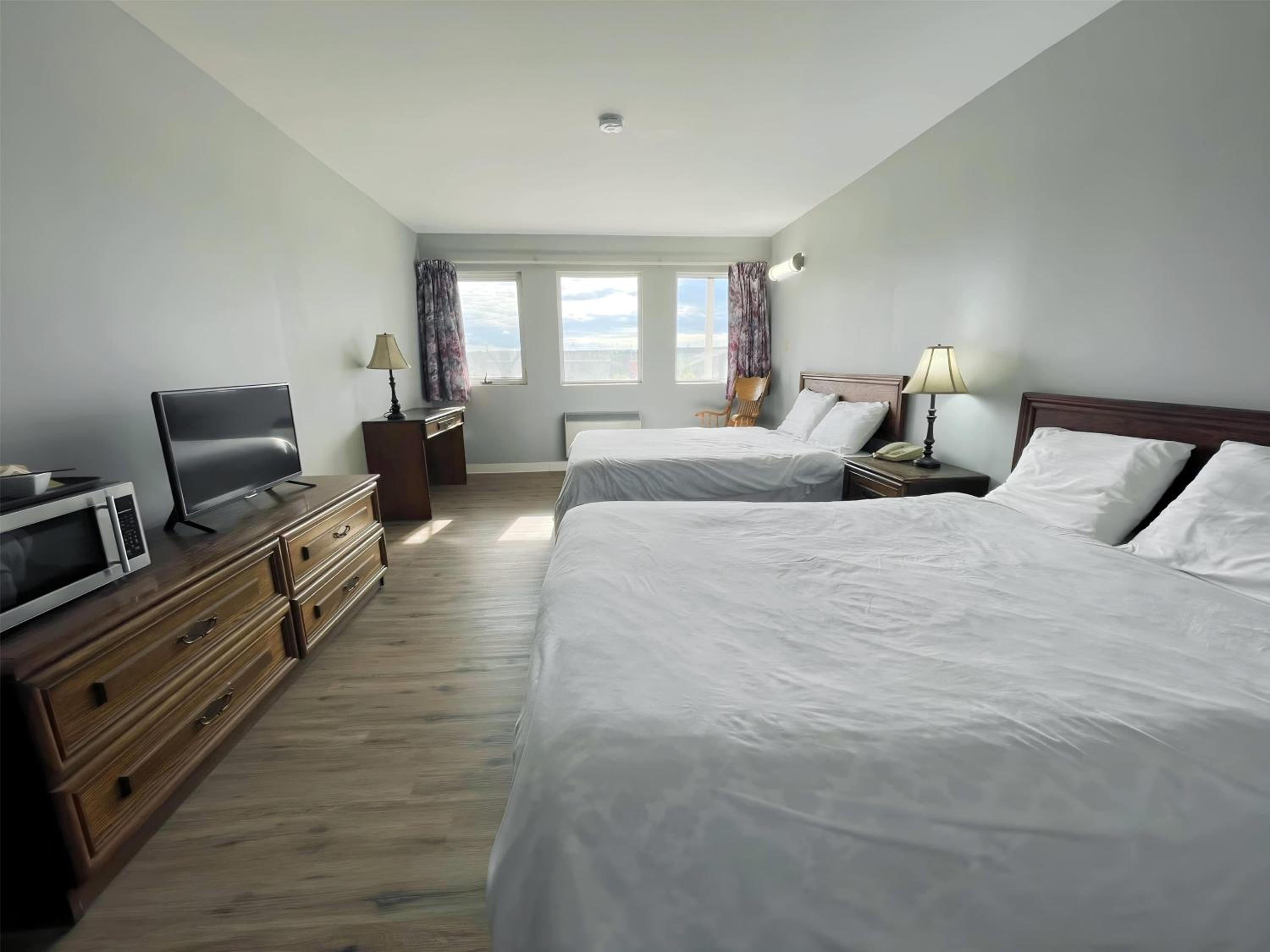 Queen Room with Two Queen Beds - Non-Smoking - Photo 2