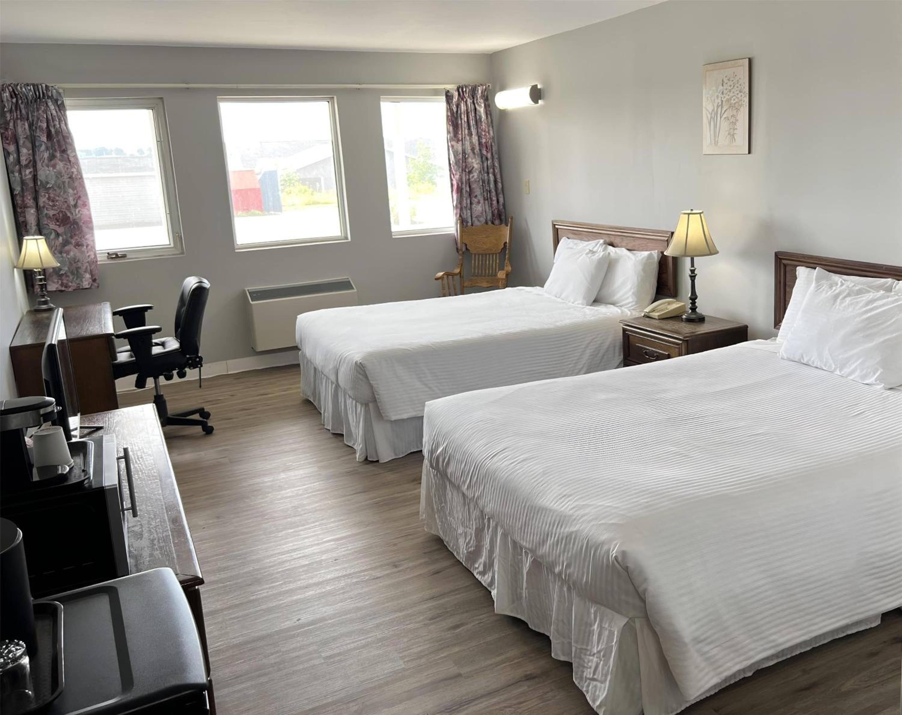 Queen Room with Two Queen Beds - Non-Smoking - Photo 3