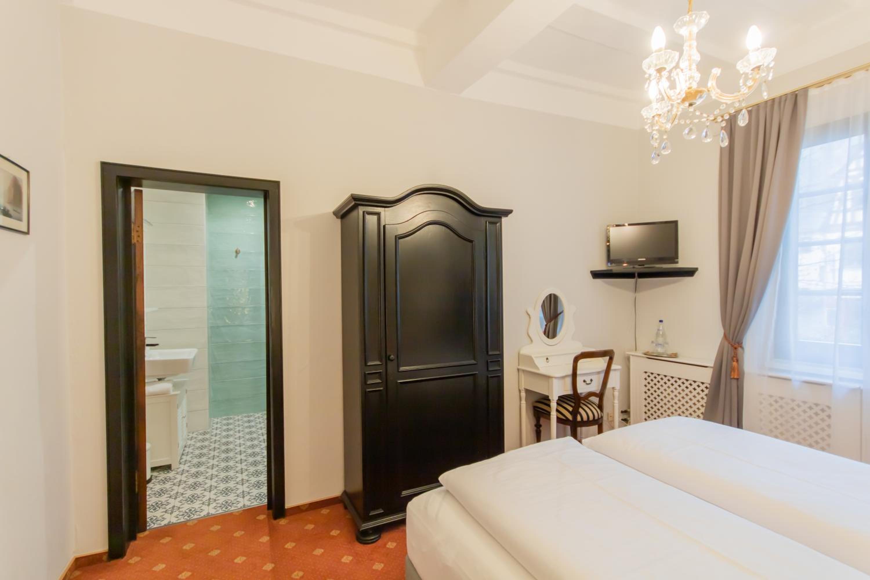 Classic Double Room - Photo 7