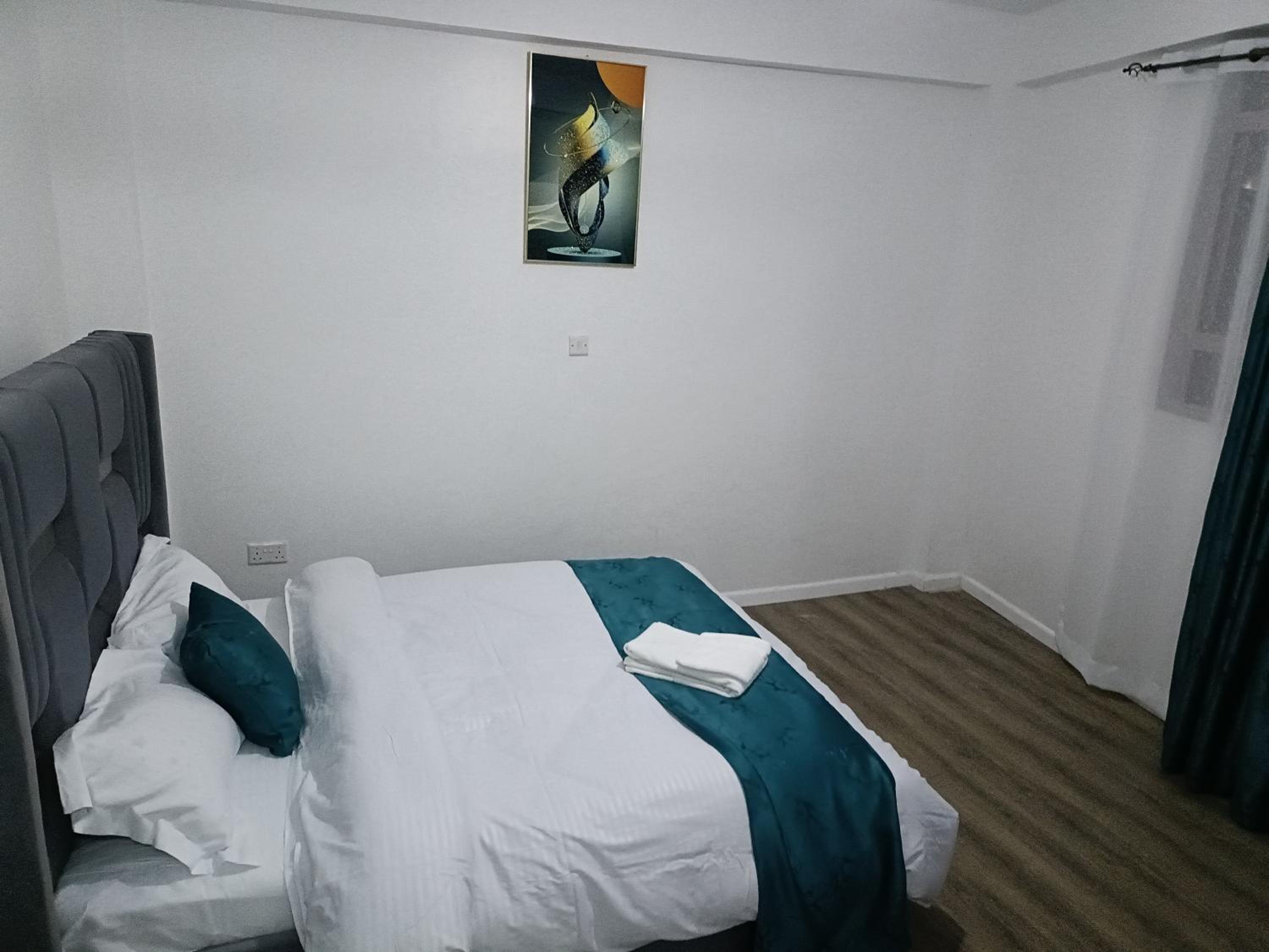 Three-Bedroom Apartment with View - Photo 16