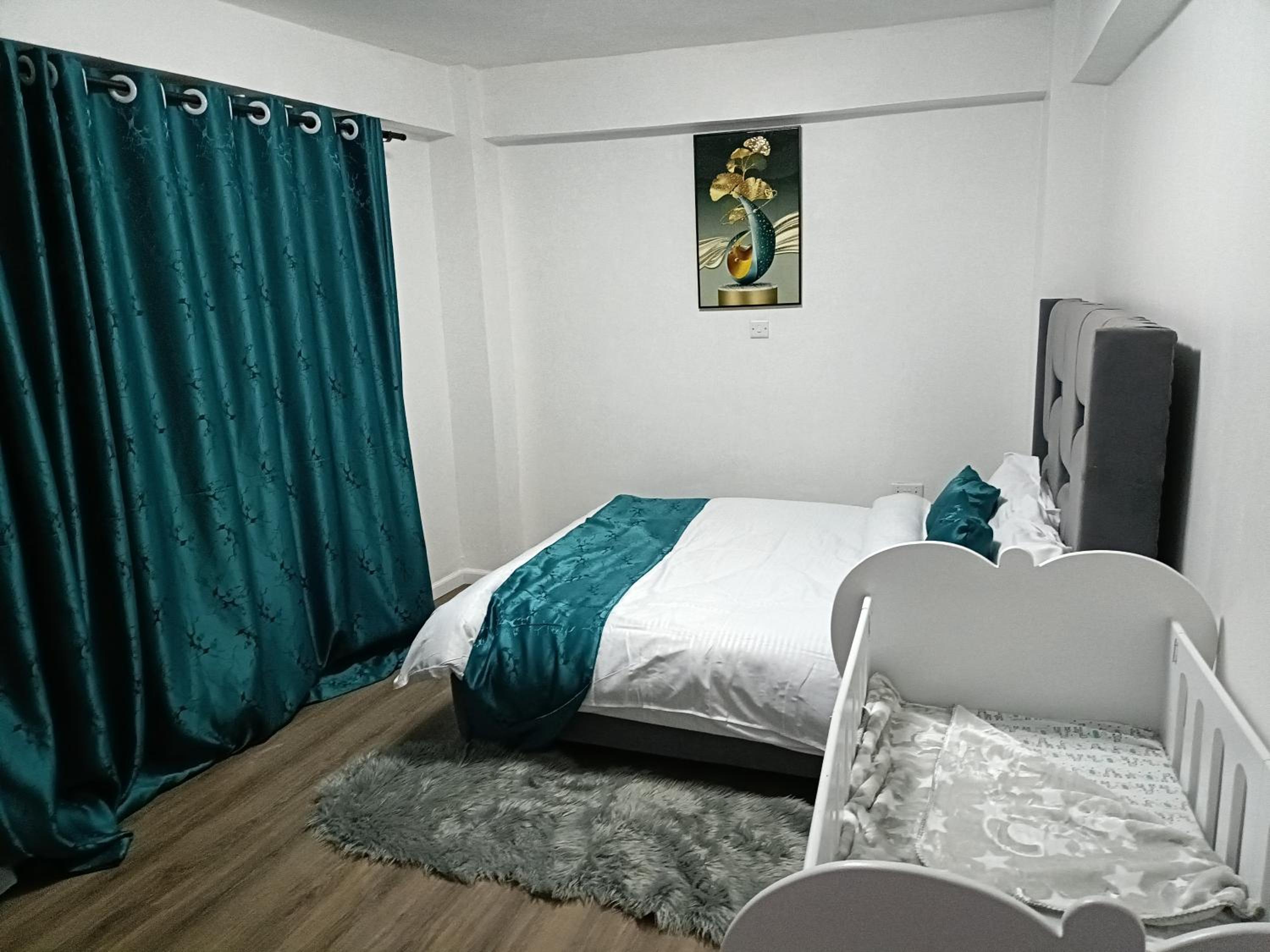 Three-Bedroom Apartment with View - Photo 14